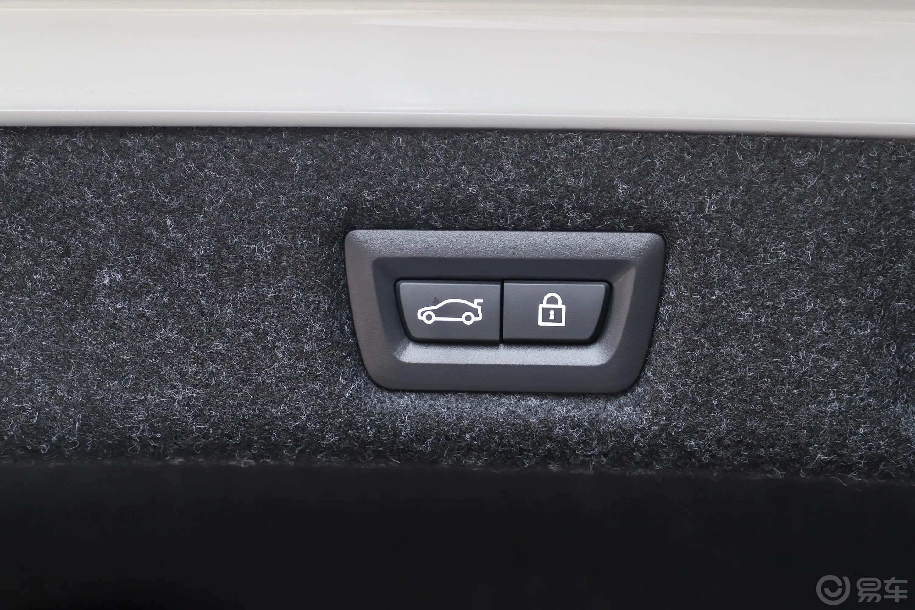 宝马5系 插电混动改款 535Le 豪华套装电动尾门按键（手动扶手）