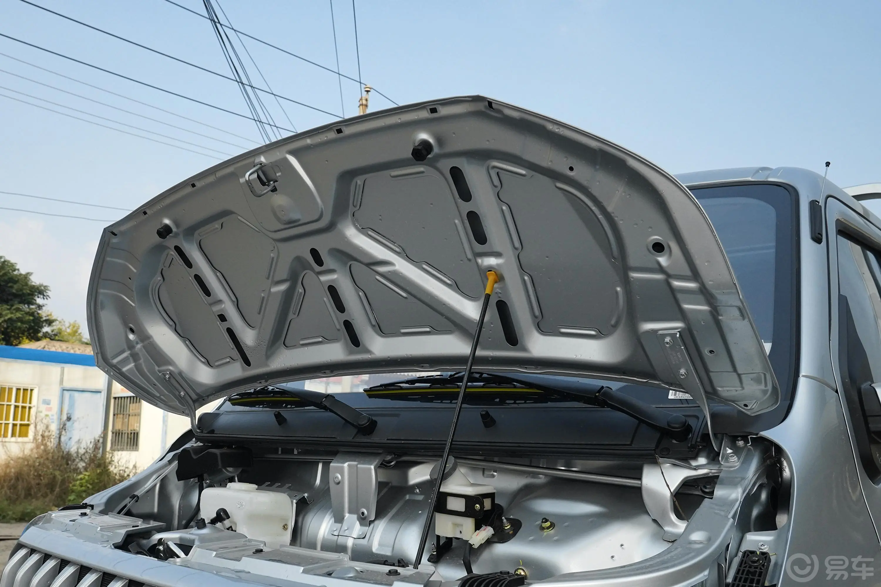 神骐T301.6L 单排3.6米标准车豪华型发动机舱盖内侧