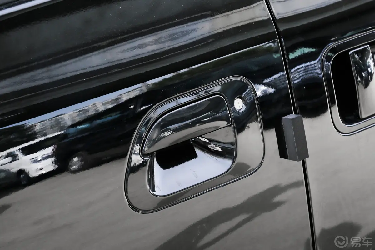 菱智PLUS旅行版 2.0L 手动 舒适型 9座驾驶员侧前门把手