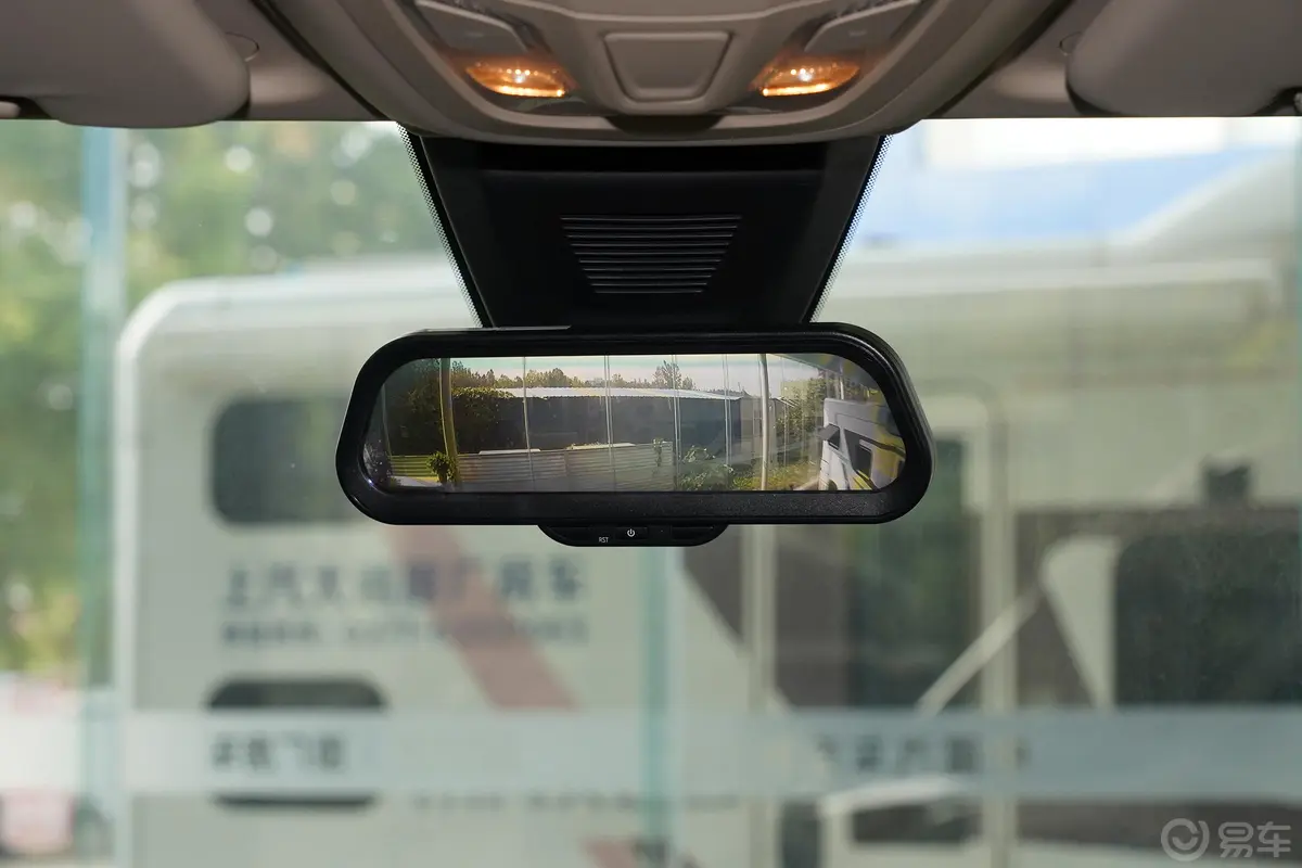 上汽大通MAXUS V90房车旅行家V90 2.0T 自动 纵床豪华版内后视镜