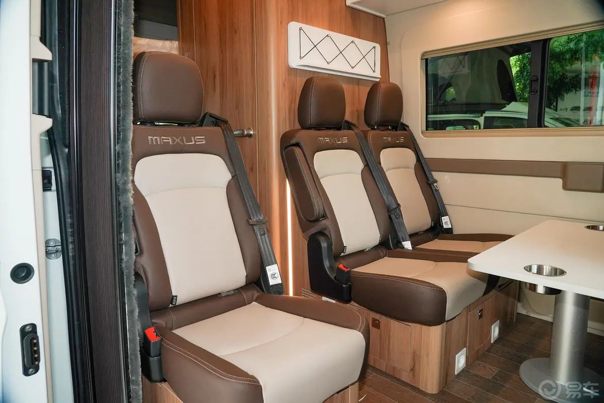 上汽大通MAXUS V90房车旅行家V90 2.0T 自动 横床豪华版后排座椅