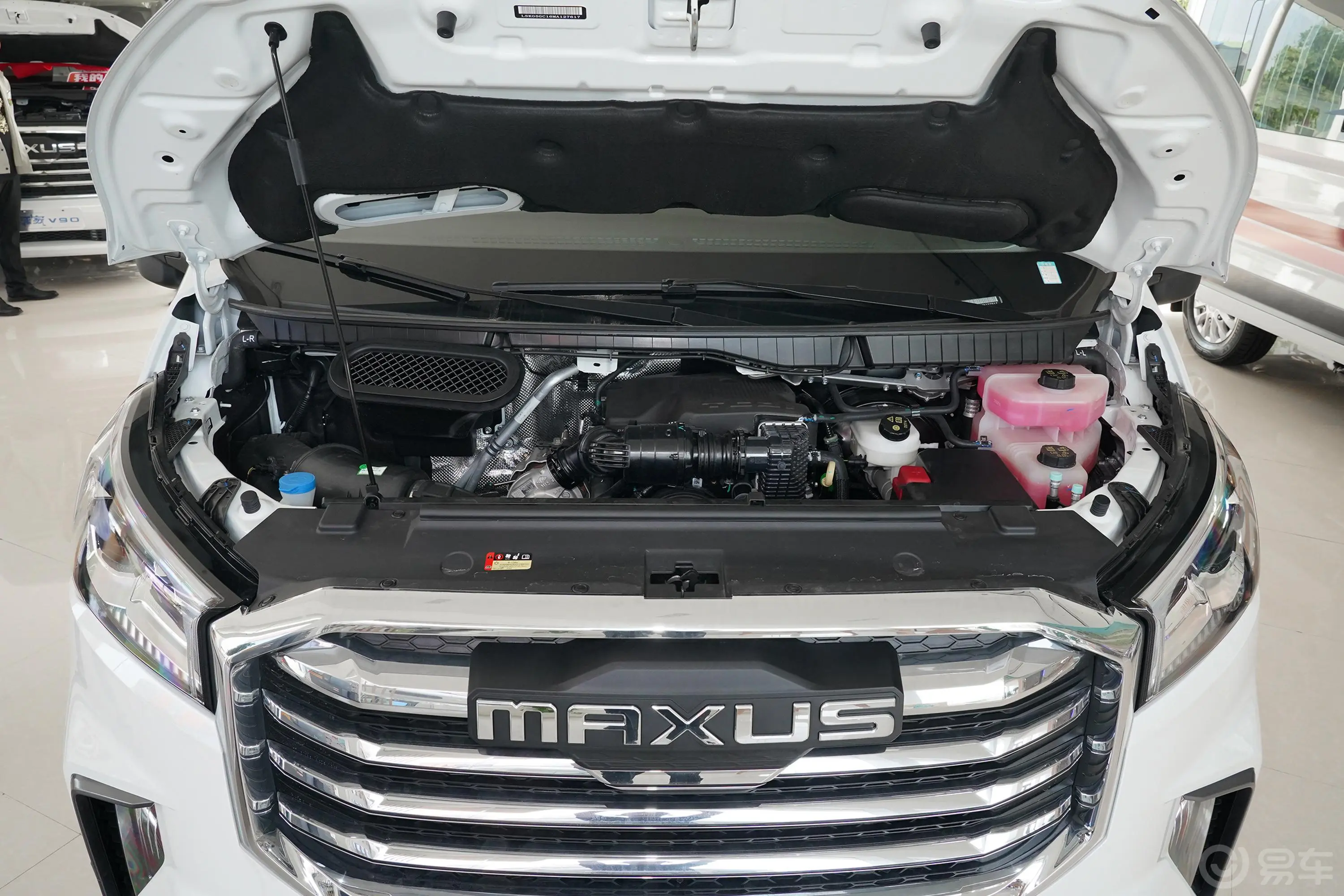 上汽大通MAXUS V90房车旅行家V90 2.0T 自动 纵床豪华版发动机舱整体