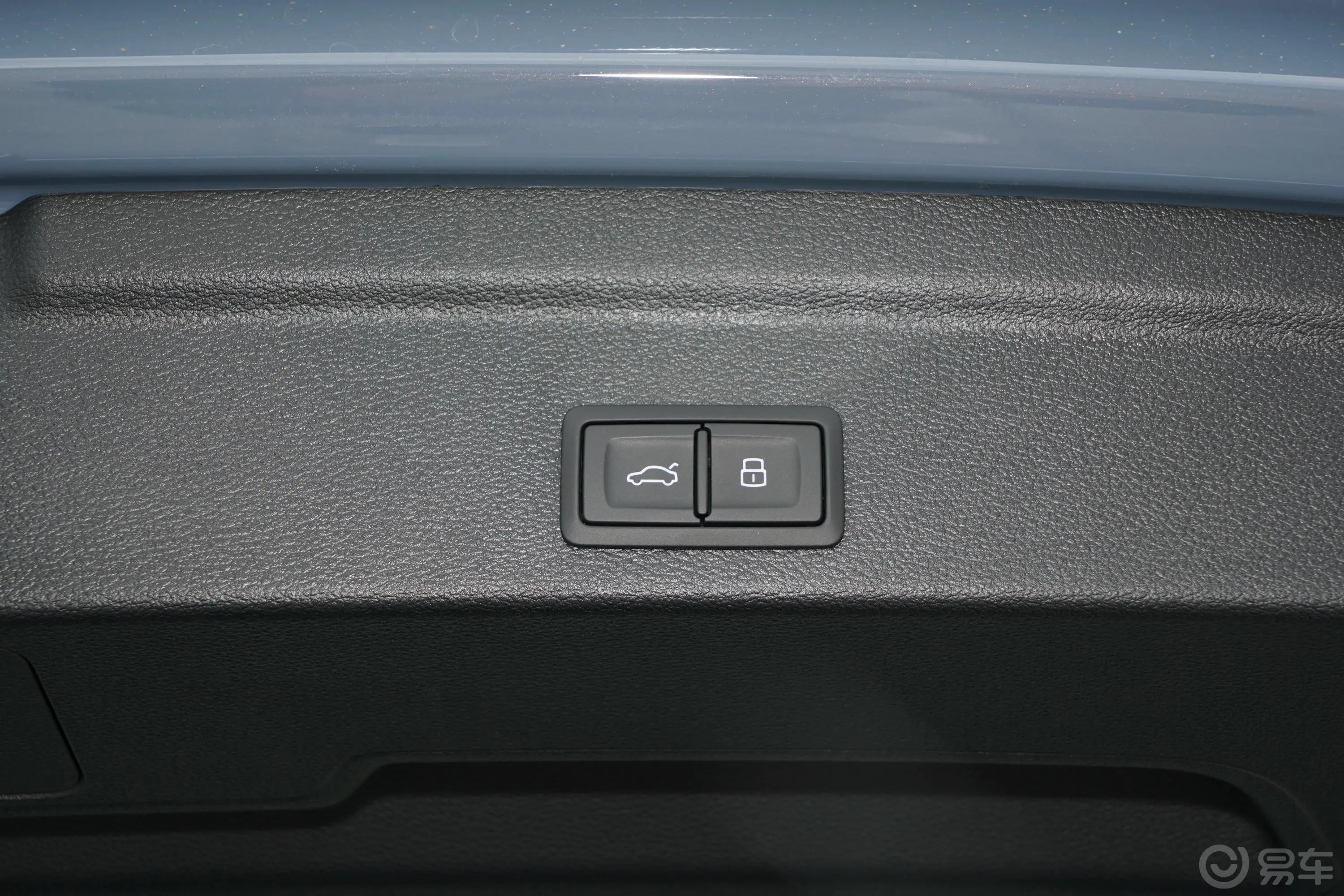 奥迪Q3 Sportback40 TFSI RS套件燃速型电动尾门按键（手动扶手）