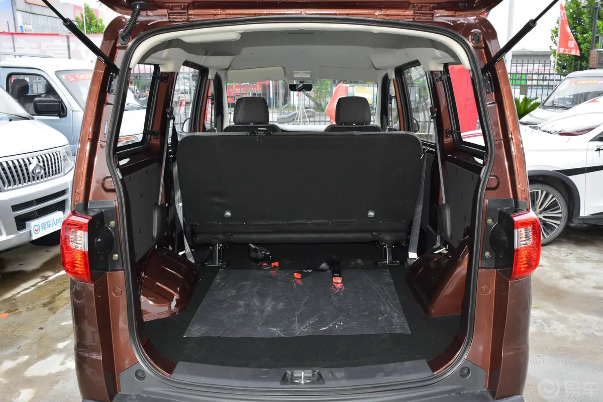 欧诺S欧诺S 1.5L 客车智享版(单蒸空调)后备厢空间特写