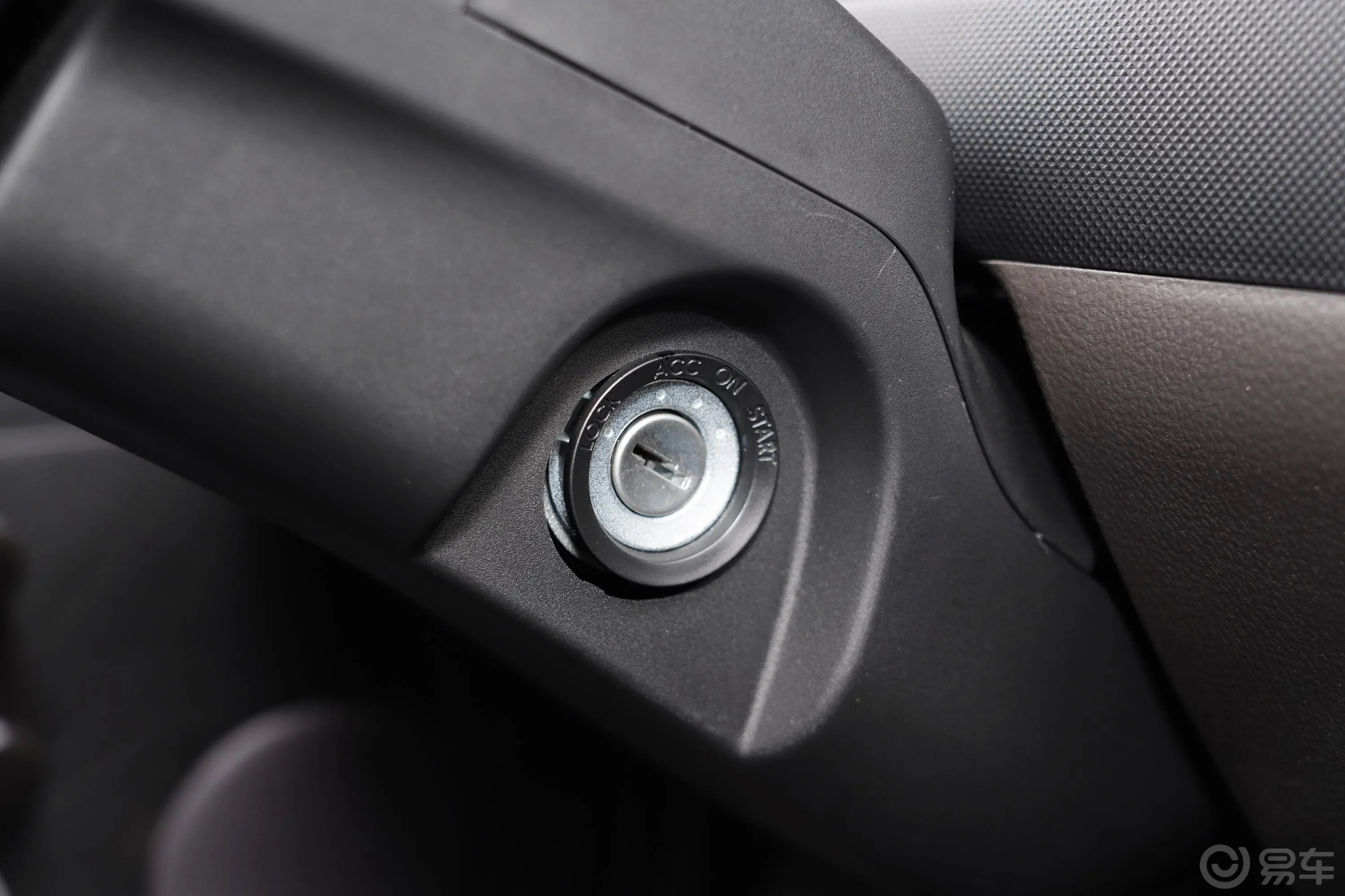 五菱荣光1.5L 手动 加长标准型 封窗车(空调版) 5座 国VI钥匙孔或一键启动按键
