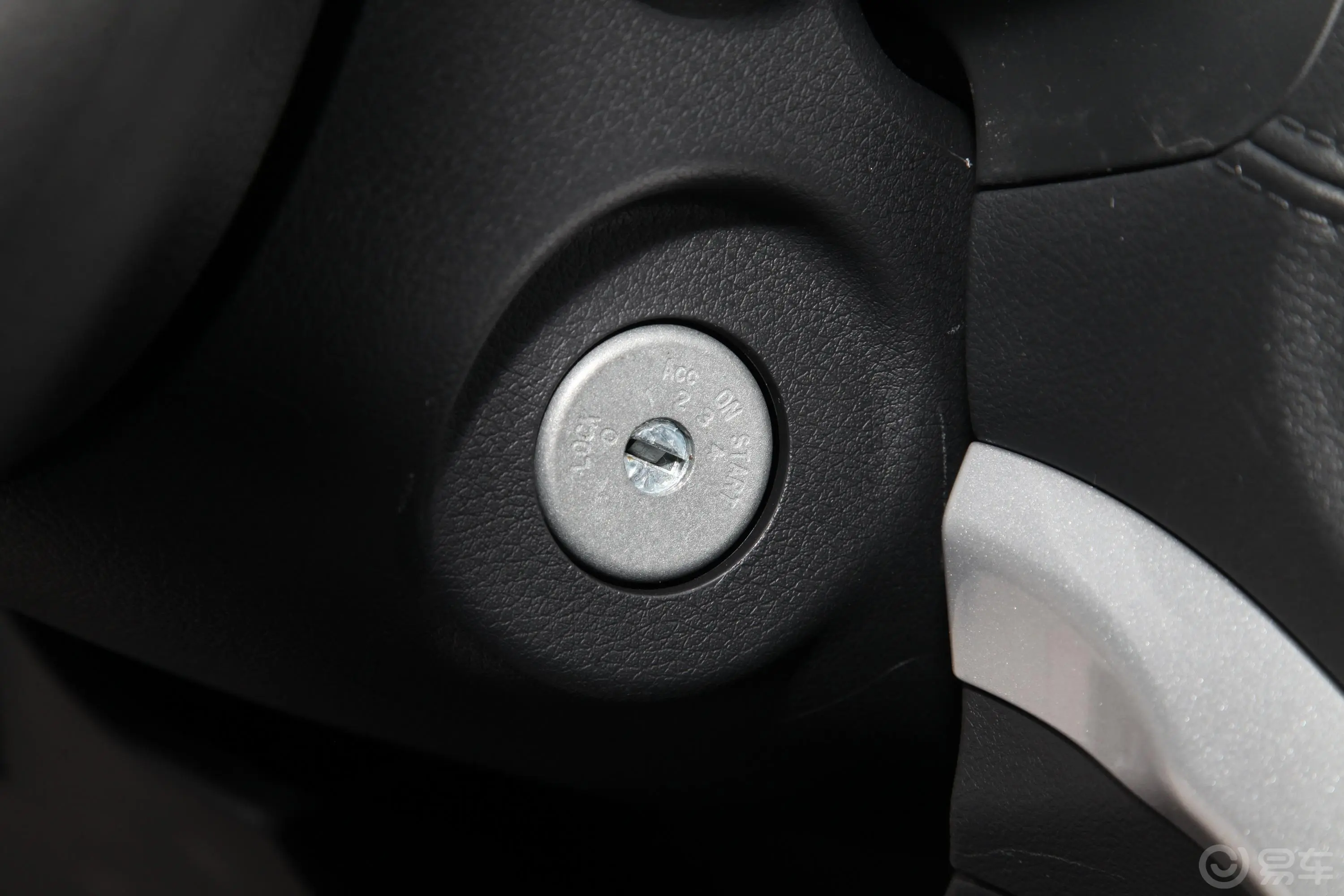 锐骐62.3T 手动平底长货箱两驱标准型 柴油钥匙孔或一键启动按键