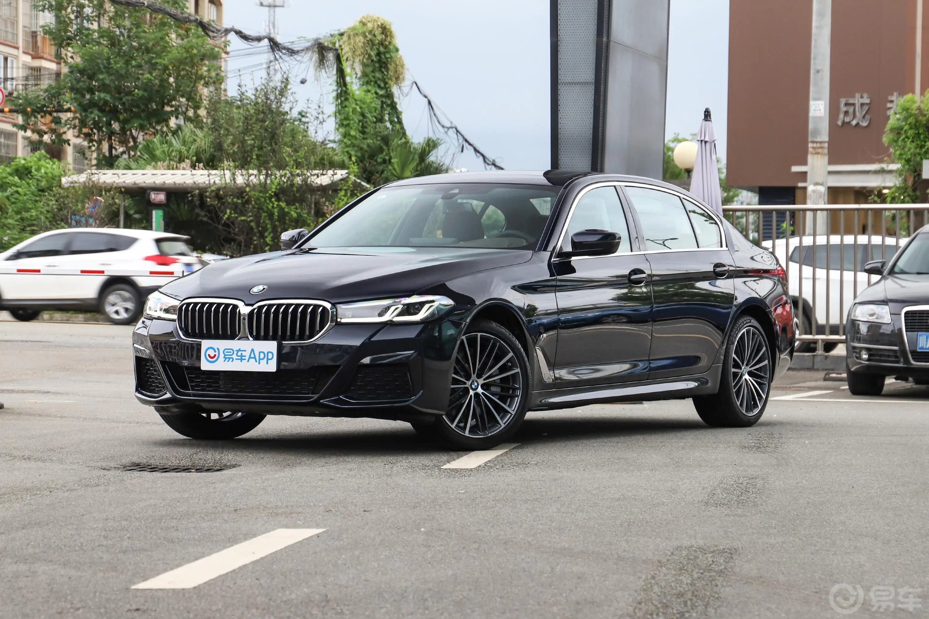 宝马5系530Li xDrive M运动套装侧前45度车头向左水平