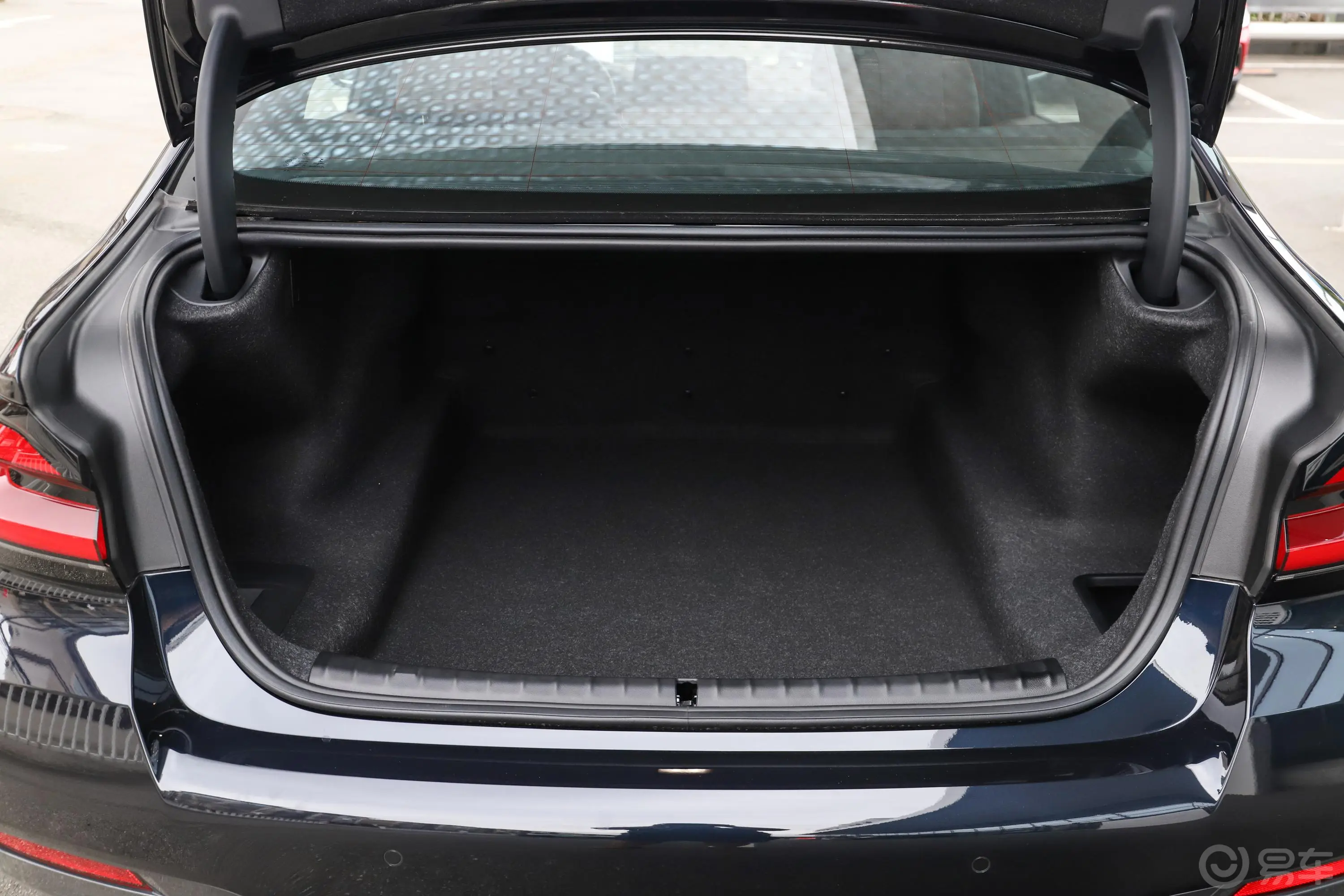 宝马5系530Li xDrive M运动套装后备厢空间特写