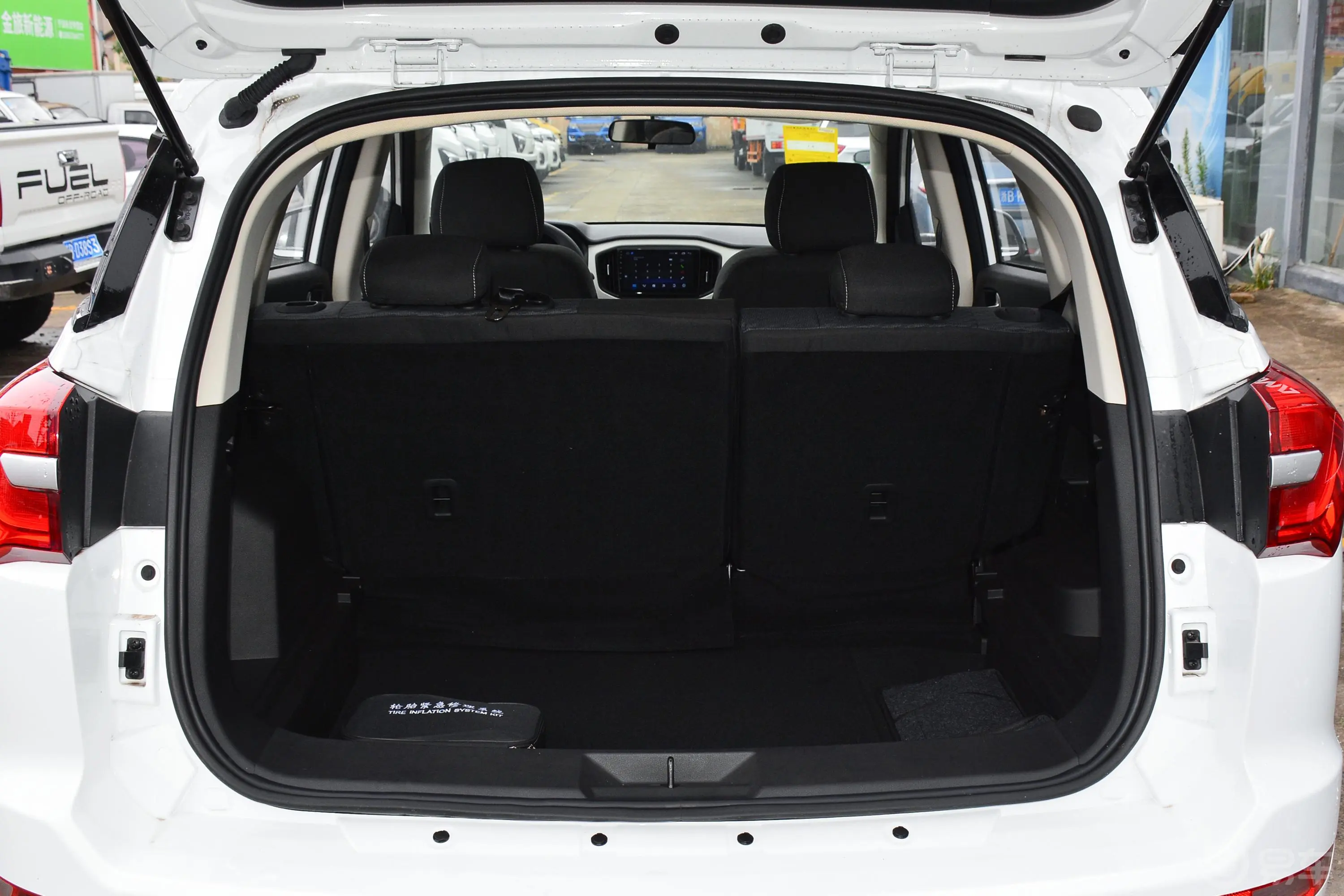 博骏1.5L 手动 舒适型后备厢空间特写