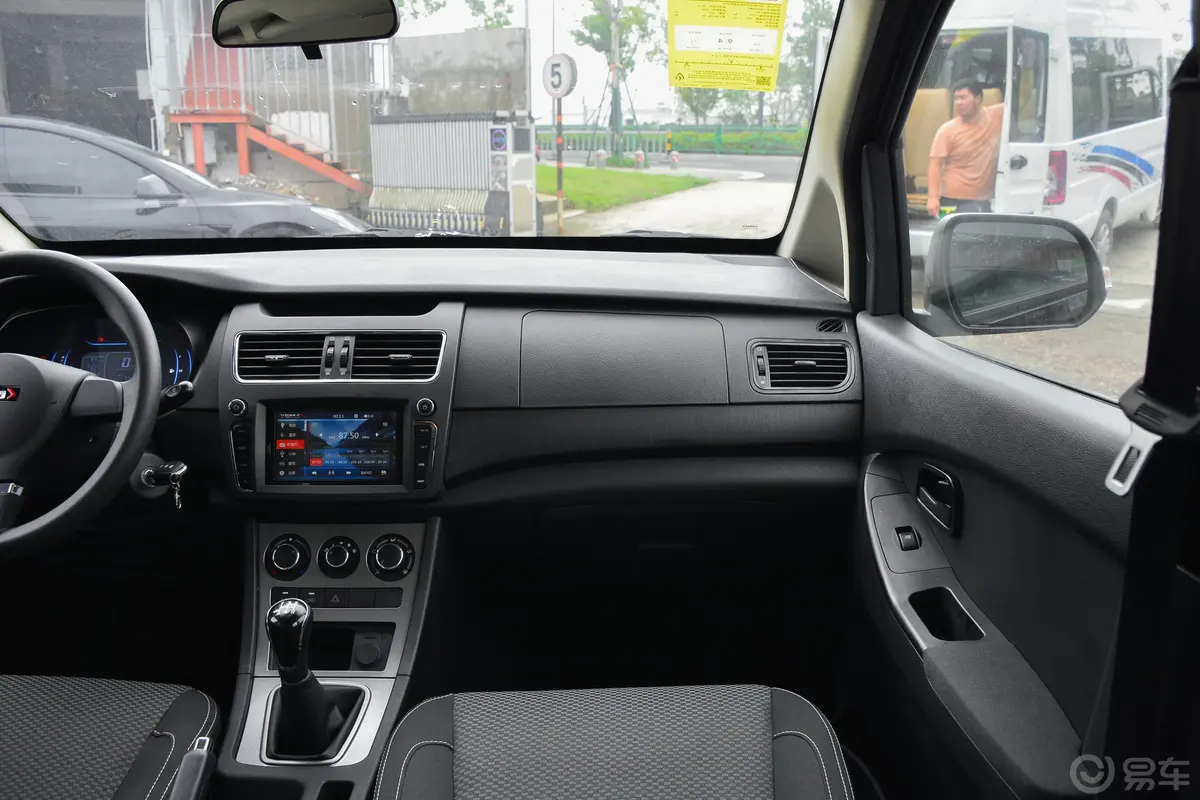 斯派卡改款2 1.5L 手动 舒适型副驾驶位区域