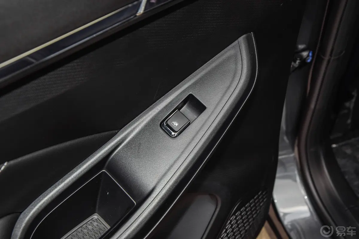 长安欧尚X5改款 1.6L 手动精英型后车窗调节