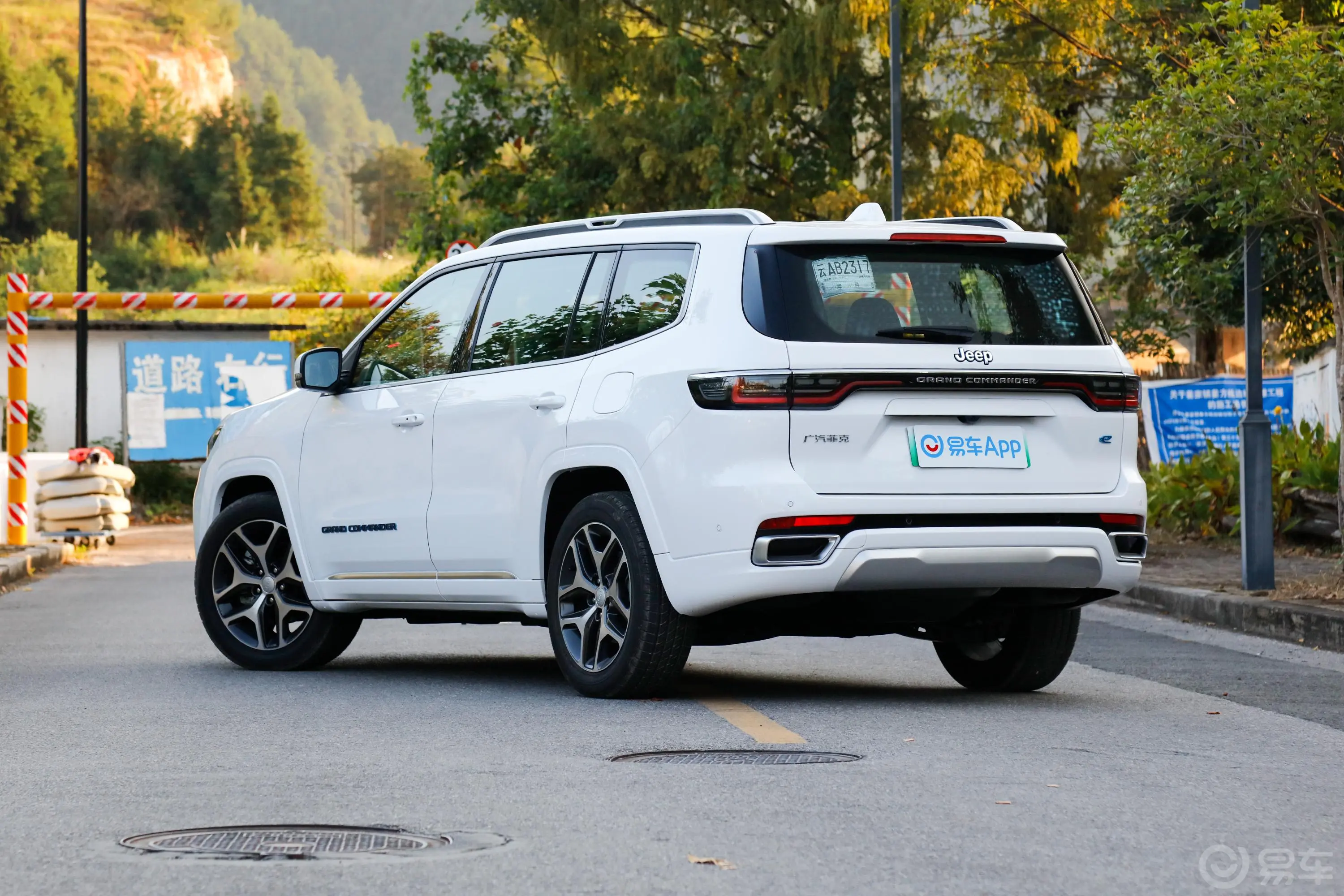 大指挥官PHEV2.0T 插电混动版侧后45度车头向左水平