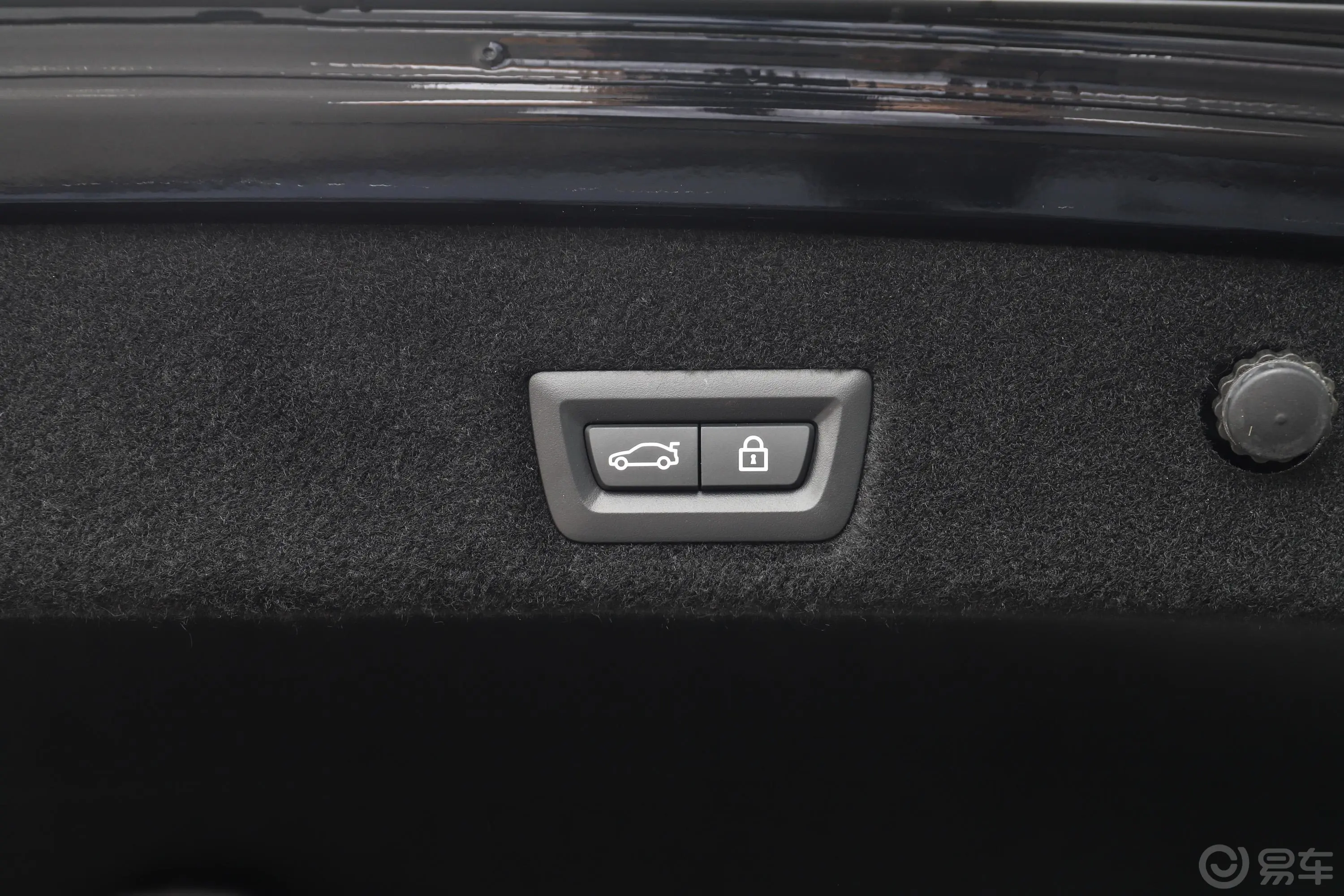 宝马7系740Li 尊享型 M运动套装电动尾门按键（手动扶手）