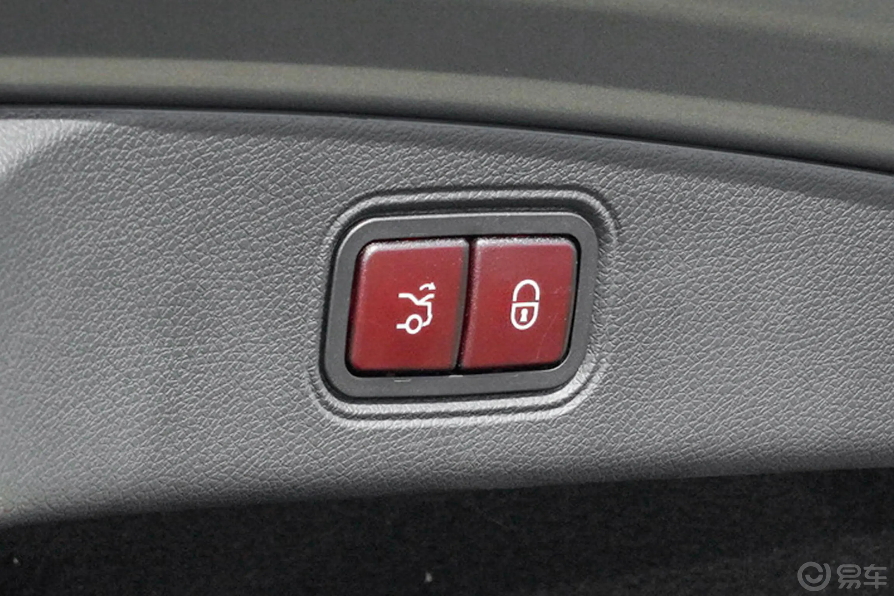 奔驰E级 AMGAMG E 53 4MATIC+ 轿跑车电动尾门按键（手动扶手）