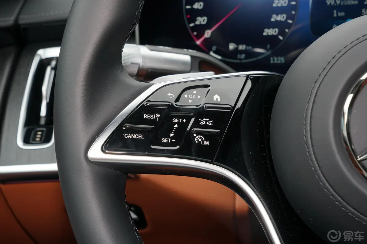 奔驰S级改款 S 400 L 商务型左侧方向盘功能按键
