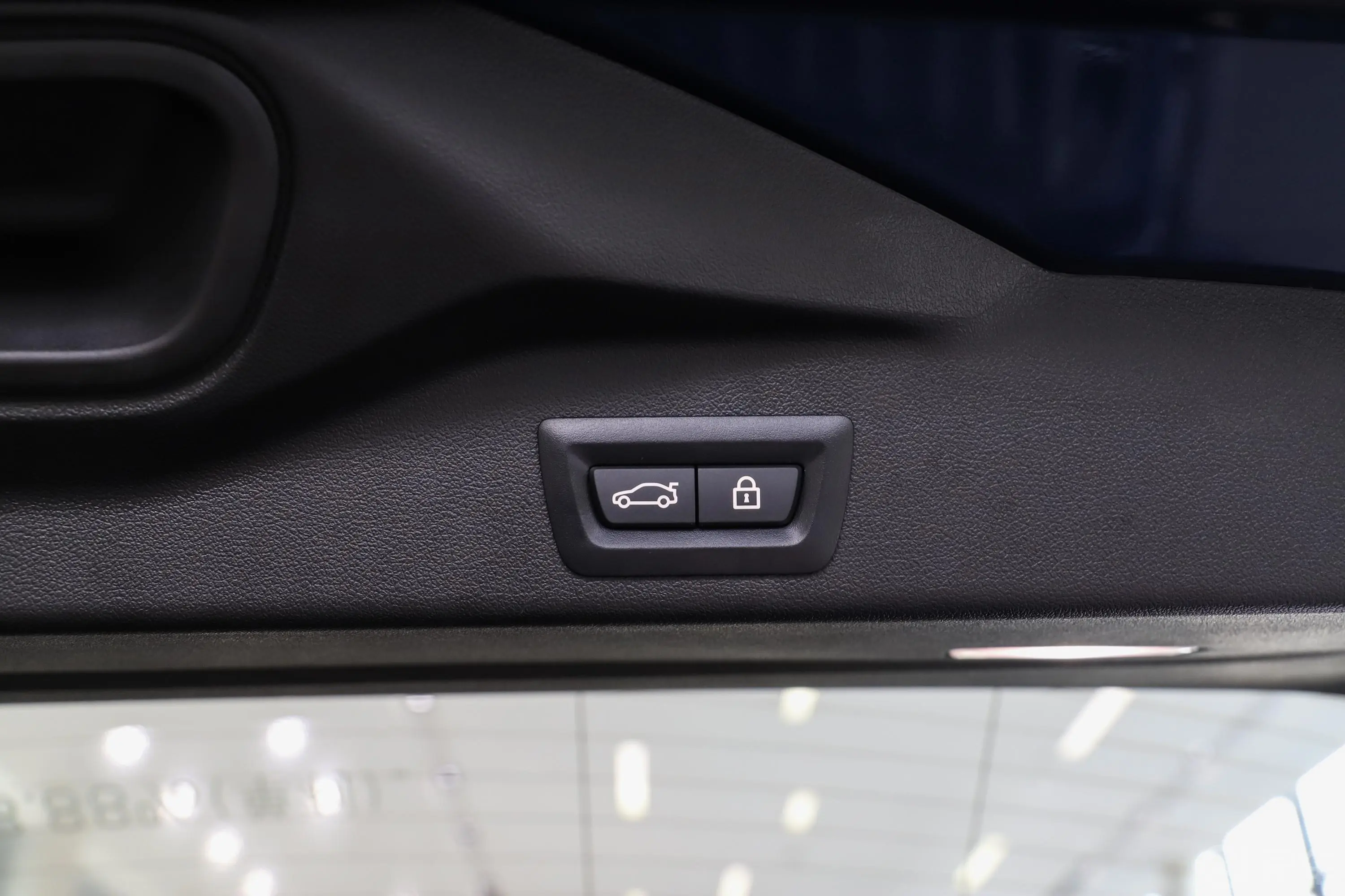 宝马X5(进口)改款 xDrive30i X设计套装电动尾门按键（手动扶手）