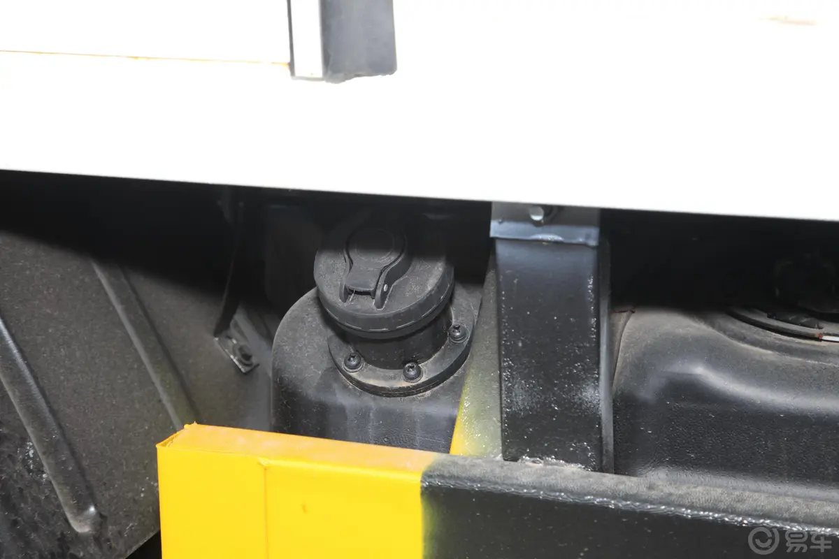 赛菱F3-1系列 1.5L 手动 单排双后轮 厢式微卡油箱盖
