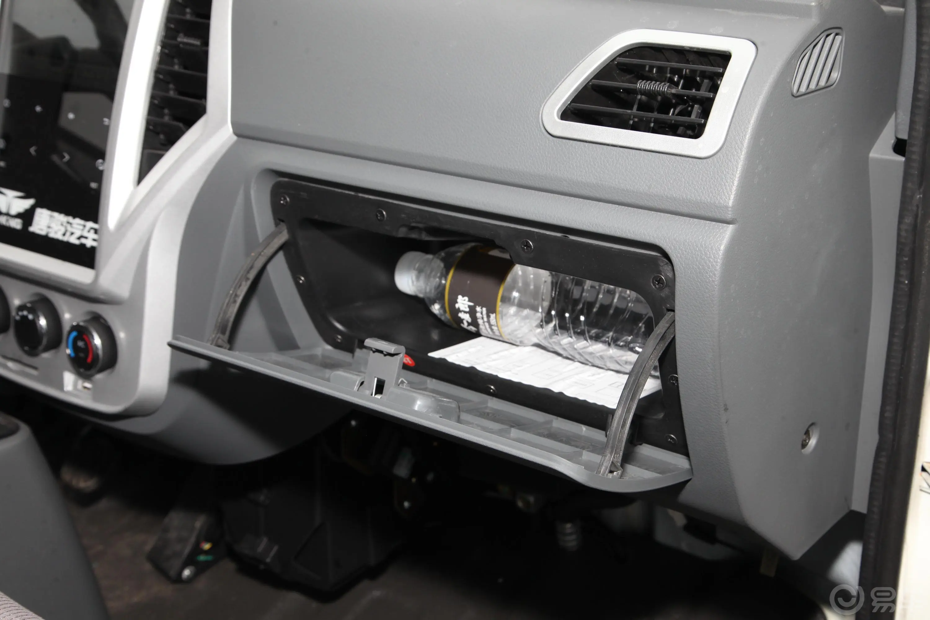 赛菱F3-1系列 1.5L 手动 单排双后轮 厢式微卡手套箱空间水瓶横置