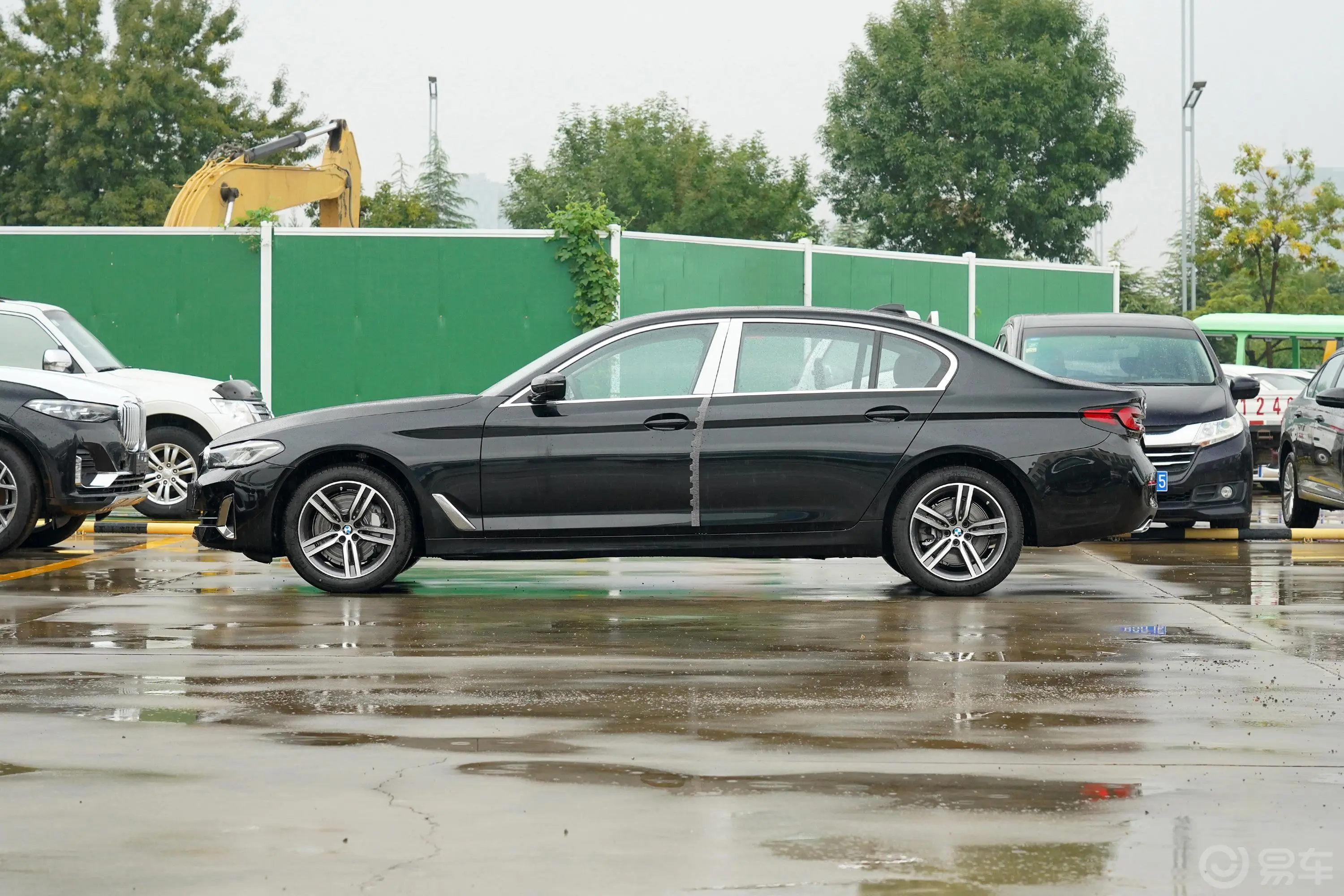 宝马5系530Li xDrive 豪华套装正侧车头向左水平