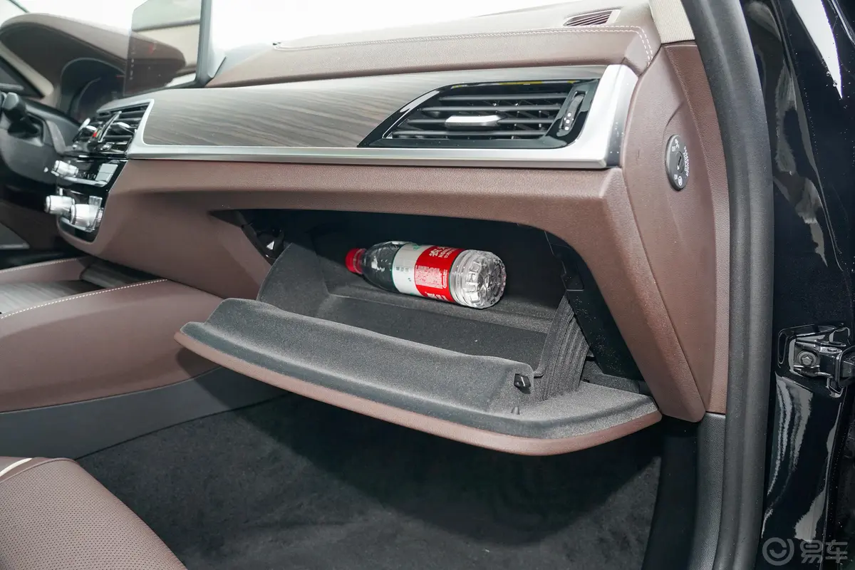 宝马5系530Li xDrive 豪华套装手套箱空间水瓶横置