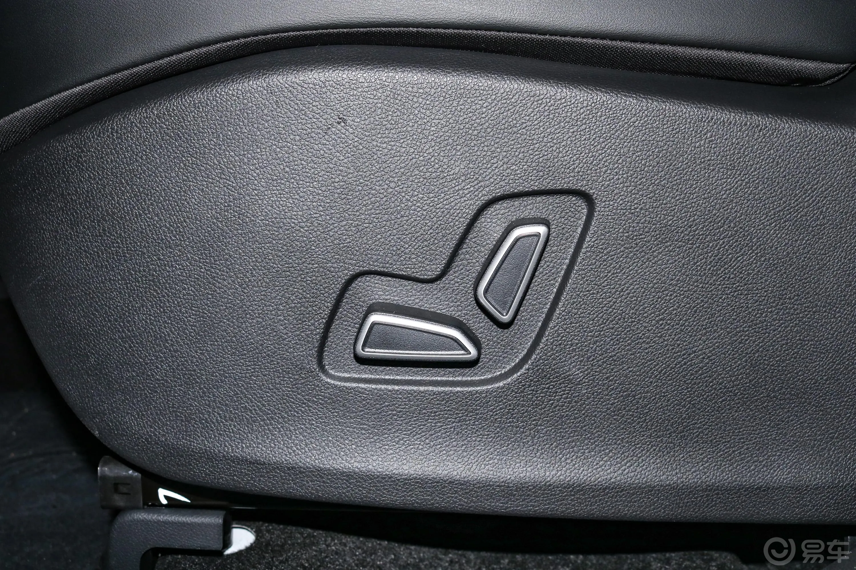 长安欧尚X7 PLUS蓝鲸版 1.5T 双离合尊贵型 5座主驾座椅调节
