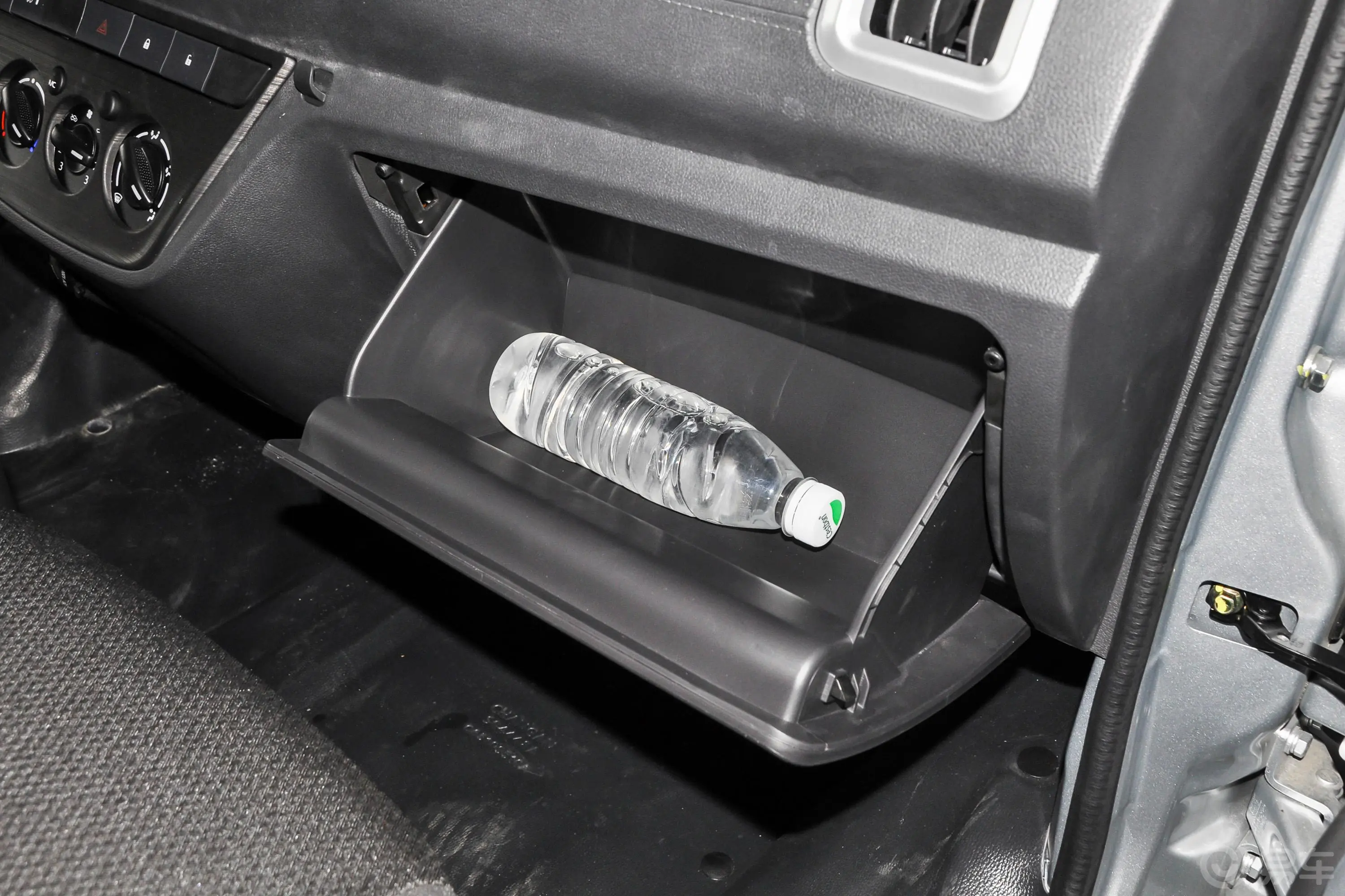 神骐T301.6L 单排3.6米仓栅车舒适型手套箱空间水瓶横置