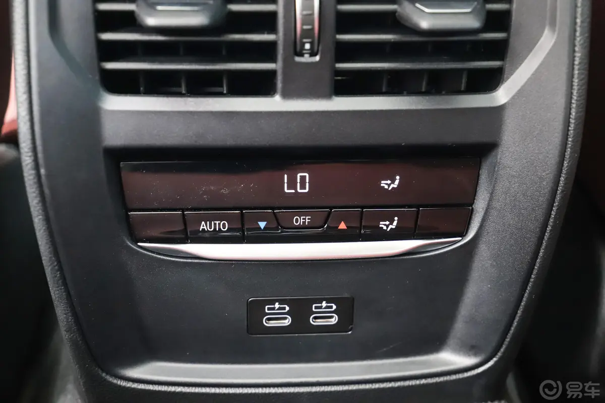 宝马i4eDrive40后排空调控制键