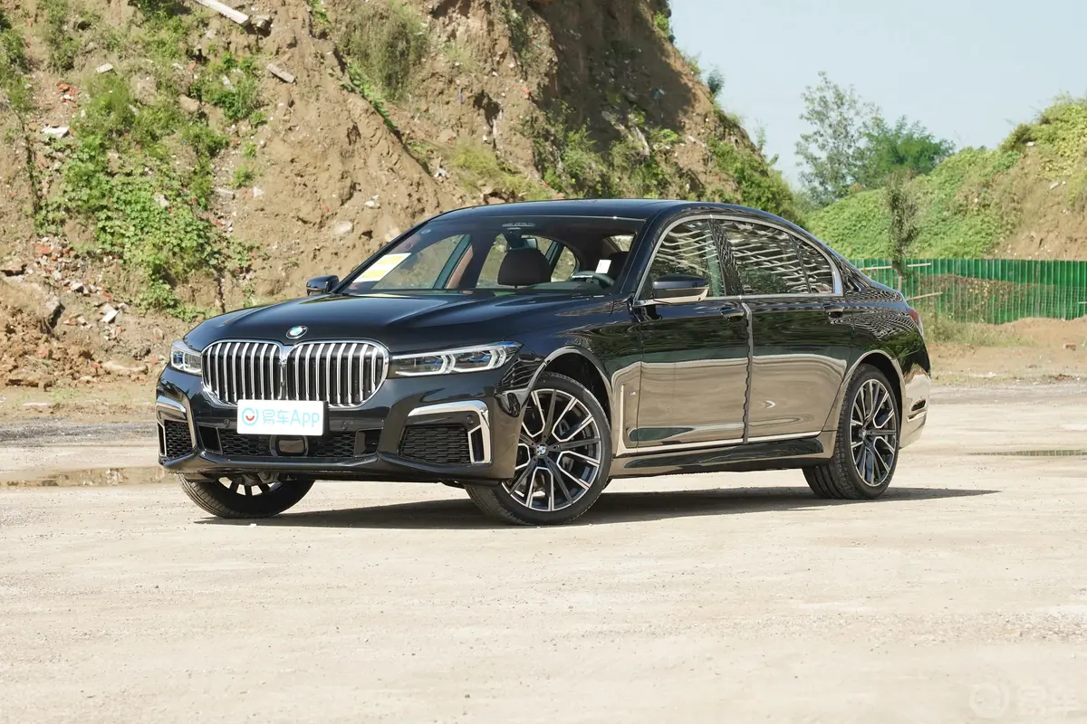 宝马7系740Li xDrive 行政型 M运动套装外观