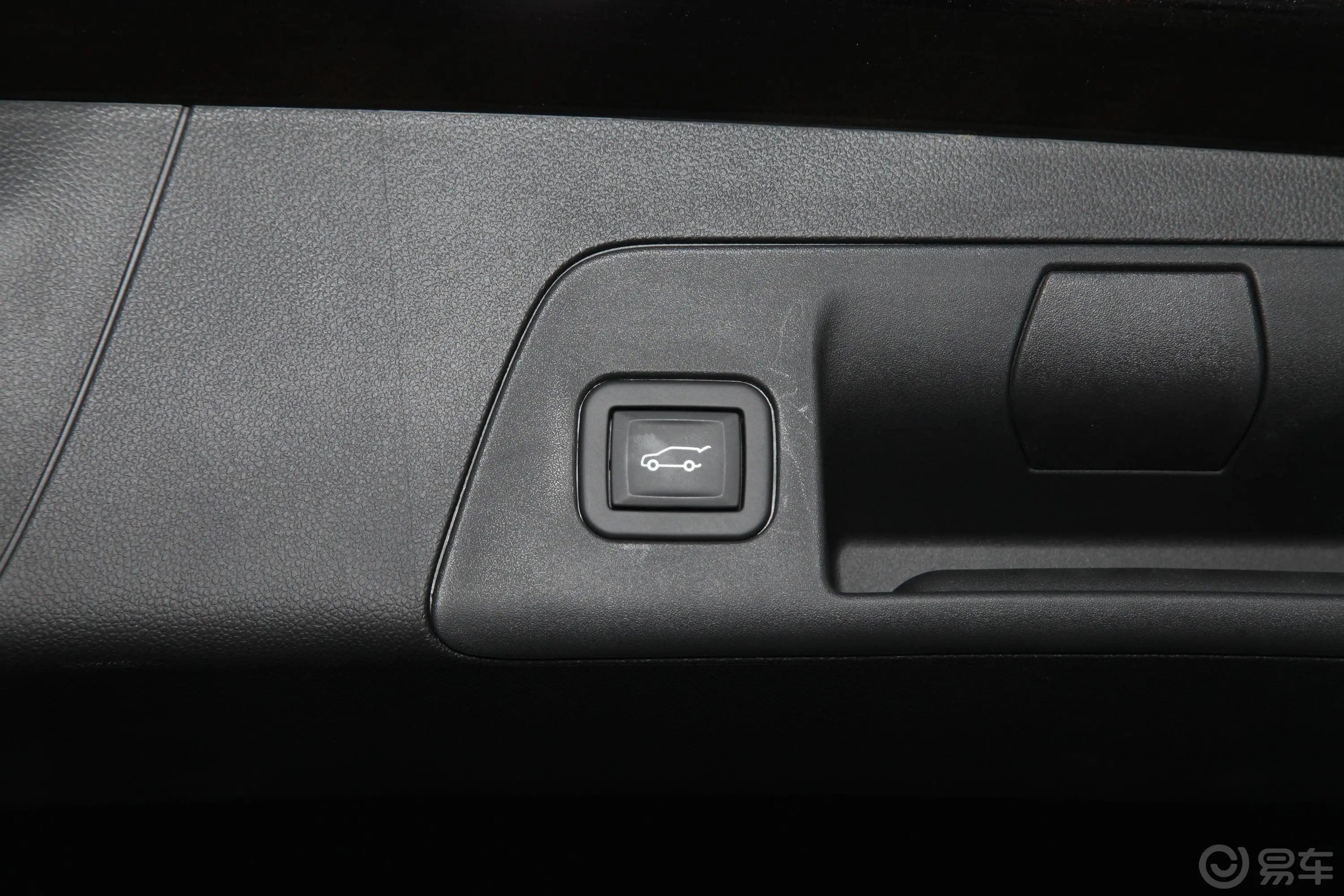 昂科威昂科威S GS 两驱 智享运动型电动尾门按键（手动扶手）