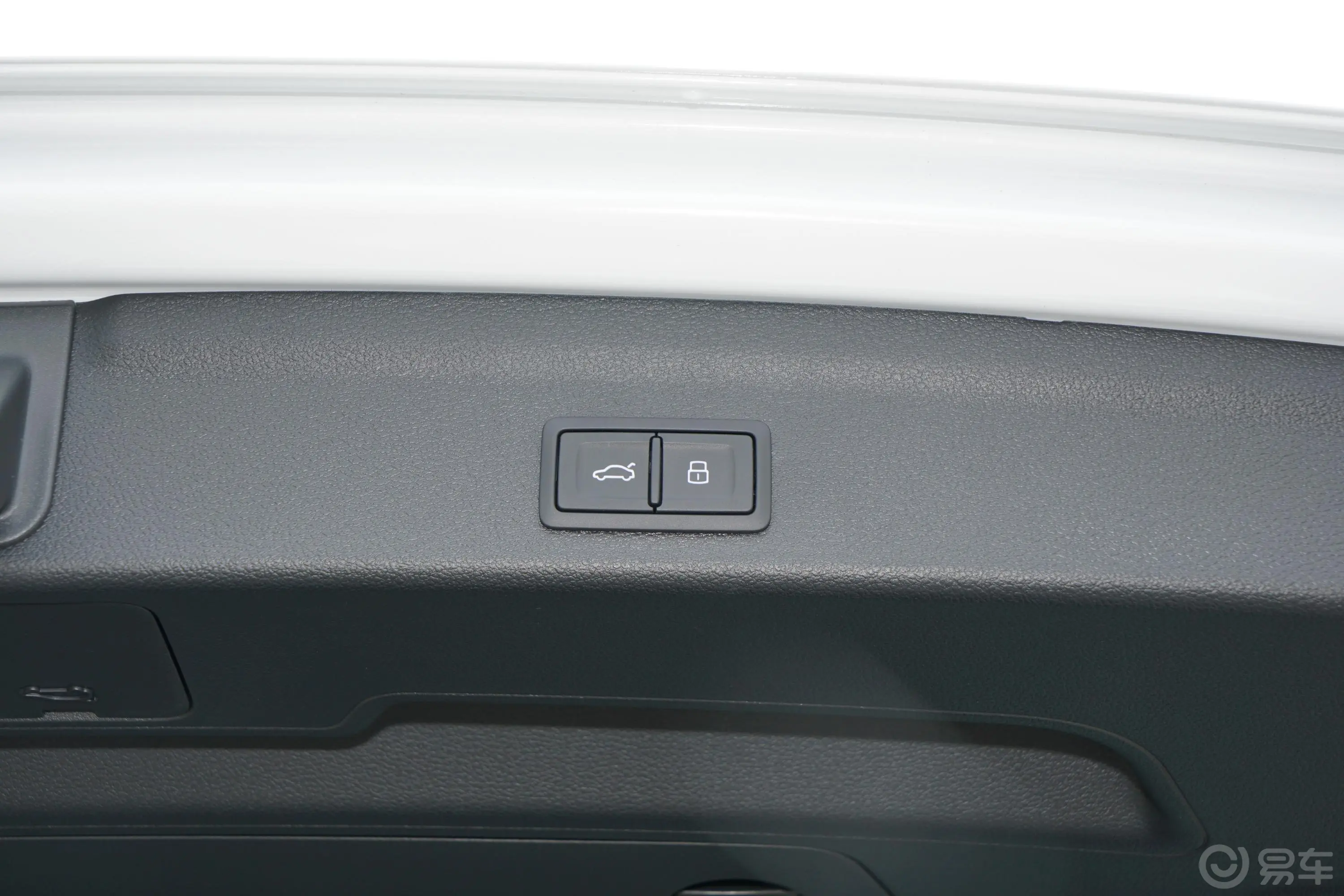 奥迪Q335 TFSI 时尚动感型电动尾门按键（手动扶手）
