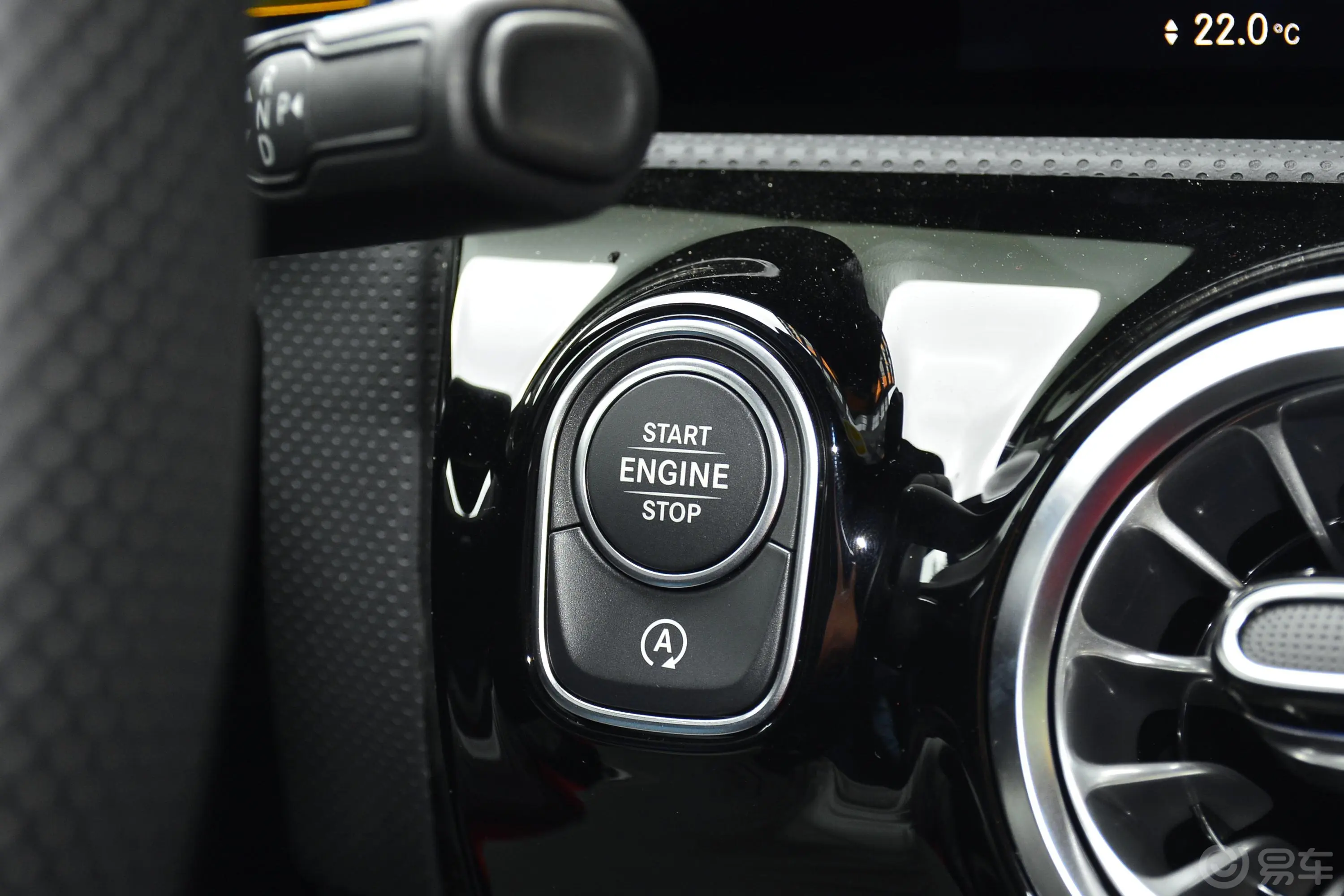 奔驰A级 AMG(进口)改款 AMG A 35 4MATIC钥匙孔或一键启动按键