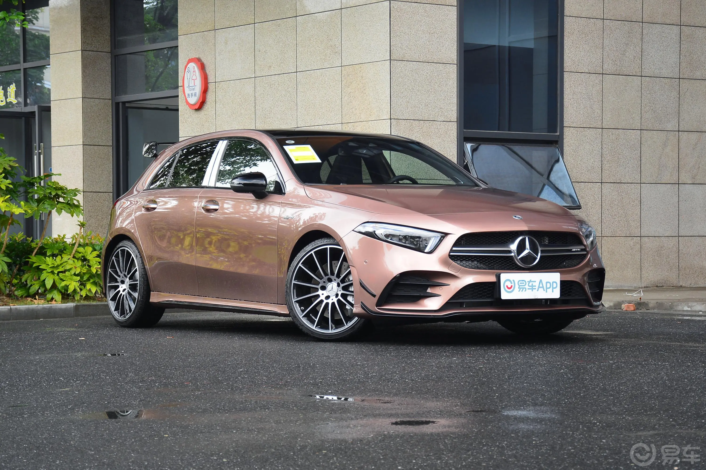 奔驰A级 AMG(进口)改款 AMG A 35 4MATIC尾灯侧45度俯拍