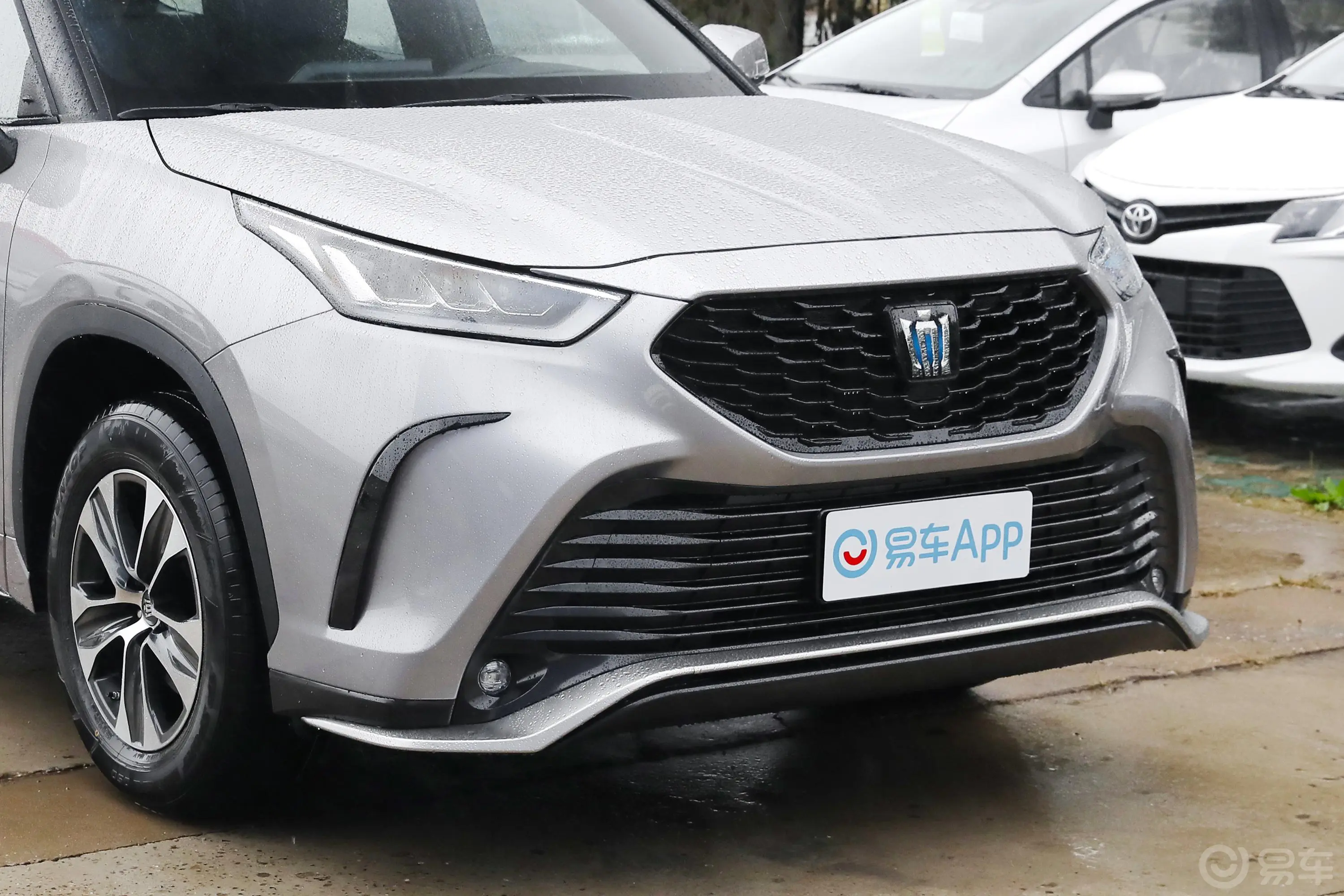 皇冠陆放2.5L HEV 两驱精英版 7座外观
