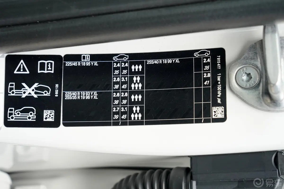 宝马3系330Li xDrive M运动曜夜套装胎压信息铭牌
