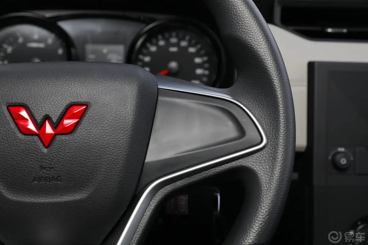 五菱征程1.5T 舒适型封窗车右侧方向盘功能按键