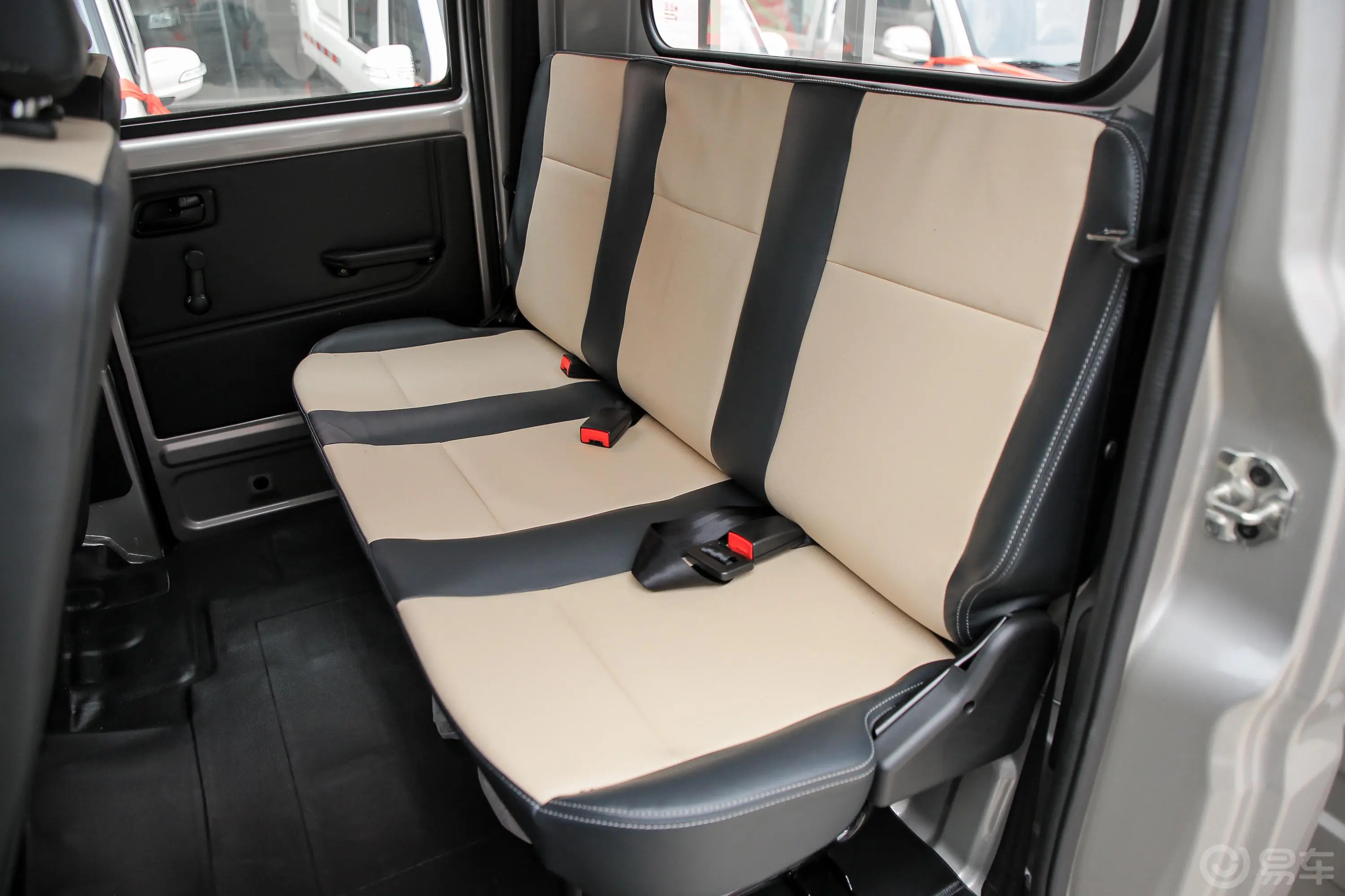 新豹T5东安1.6L 122马力 2.55米栏板 双排  舒适版 汽油 国Ⅵ后排座椅
