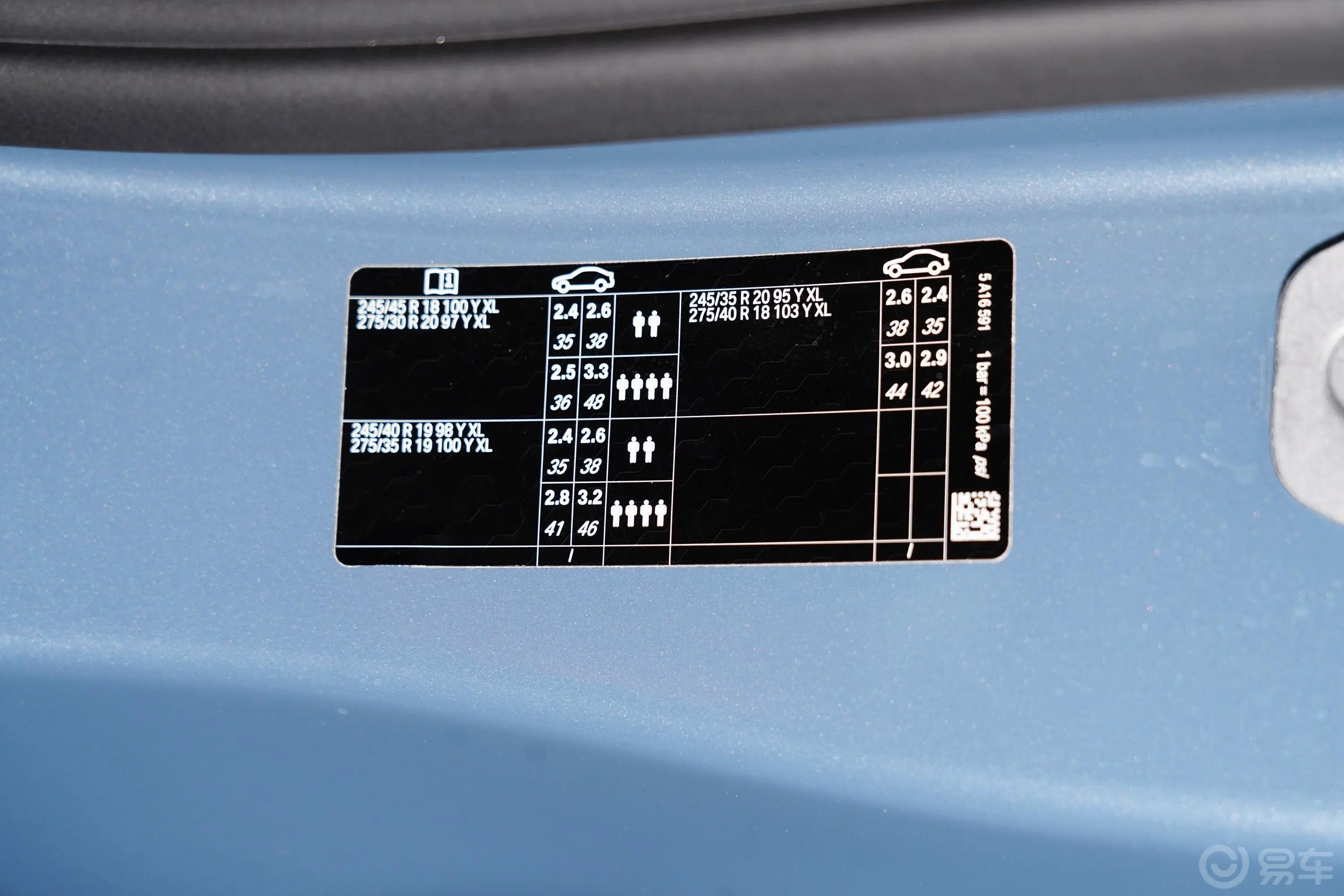 宝马8系敞篷轿跑车 840i M运动套装胎压信息铭牌