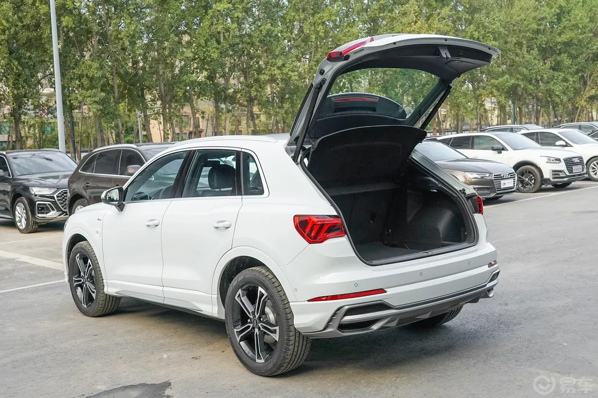 奥迪Q345 TFSI quattro 时尚动感型后备厢开启45度侧拍