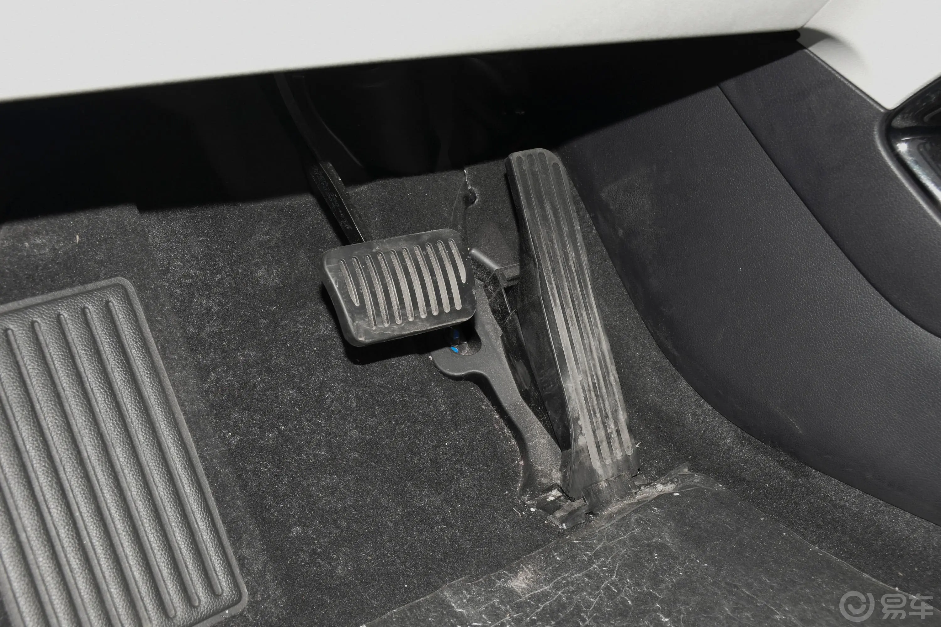 宋PLUS新能源DM-i 1.5L 两驱尊荣型脚踏板