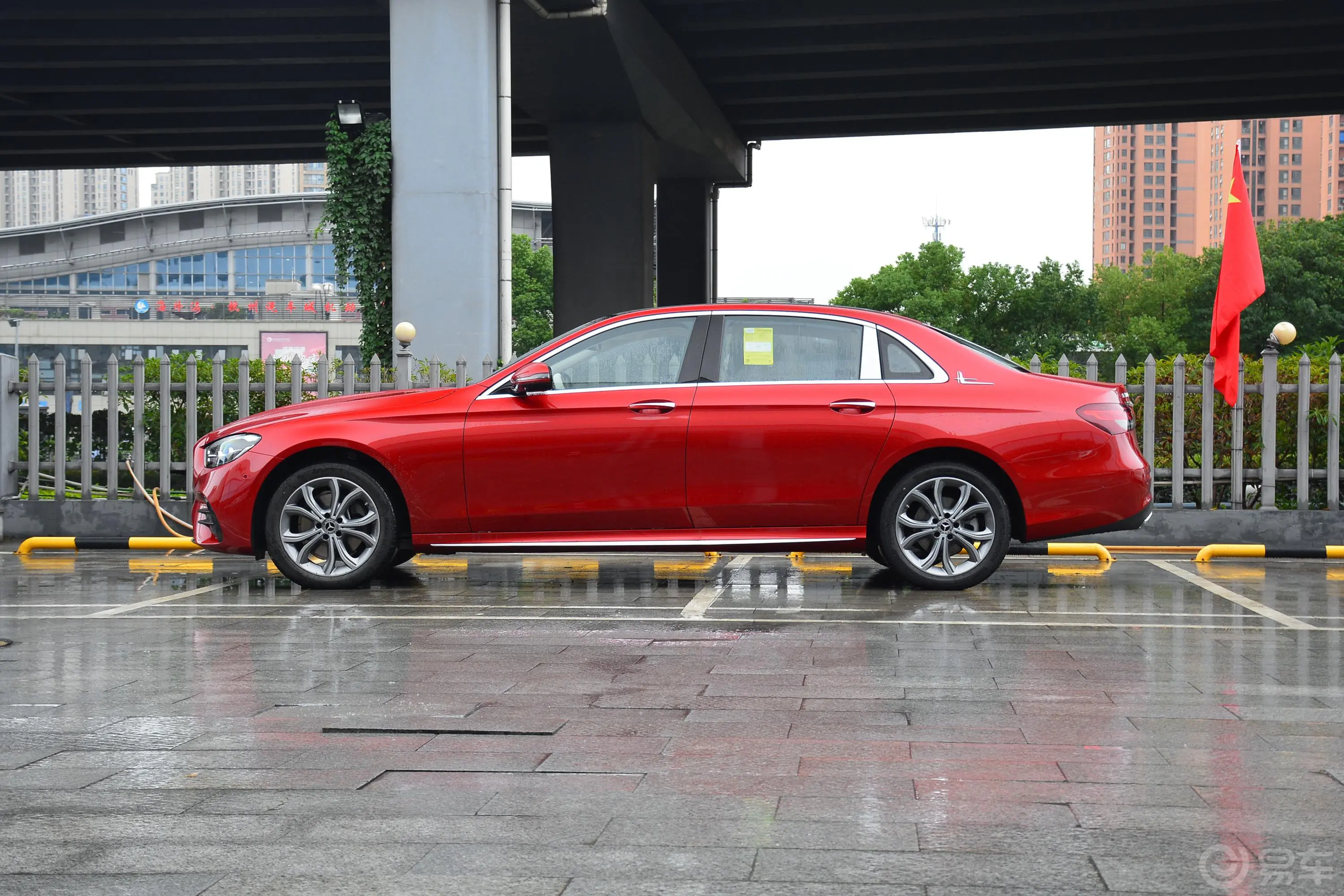 奔驰E级改款 E 300 L 运动豪华型外观