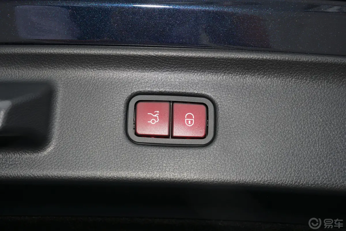 奔驰S级改款 S 450 L 4MATIC电动尾门按键（手动扶手）