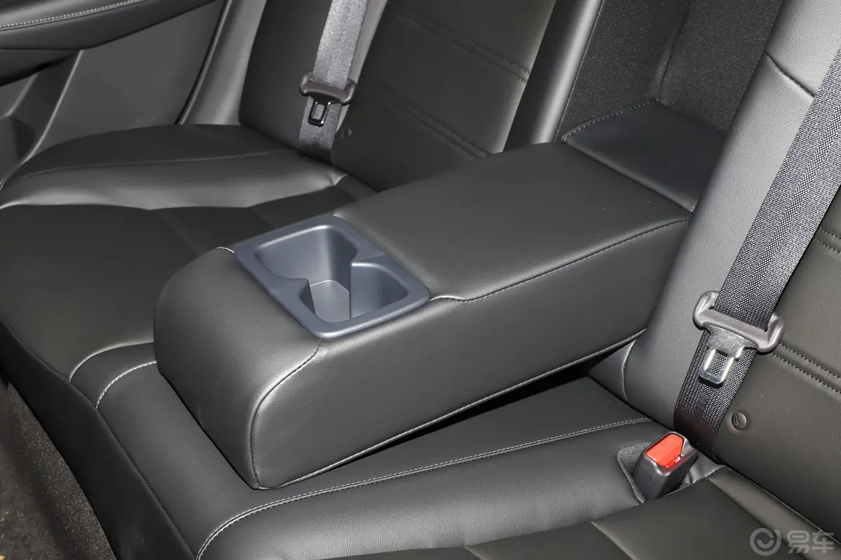 轩逸1.6L CVT XL悦享版后排(第二排)中央扶手