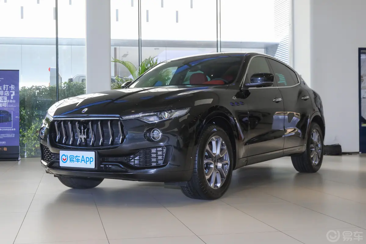 Levante3.0T 标准版侧前45度车头向左水平