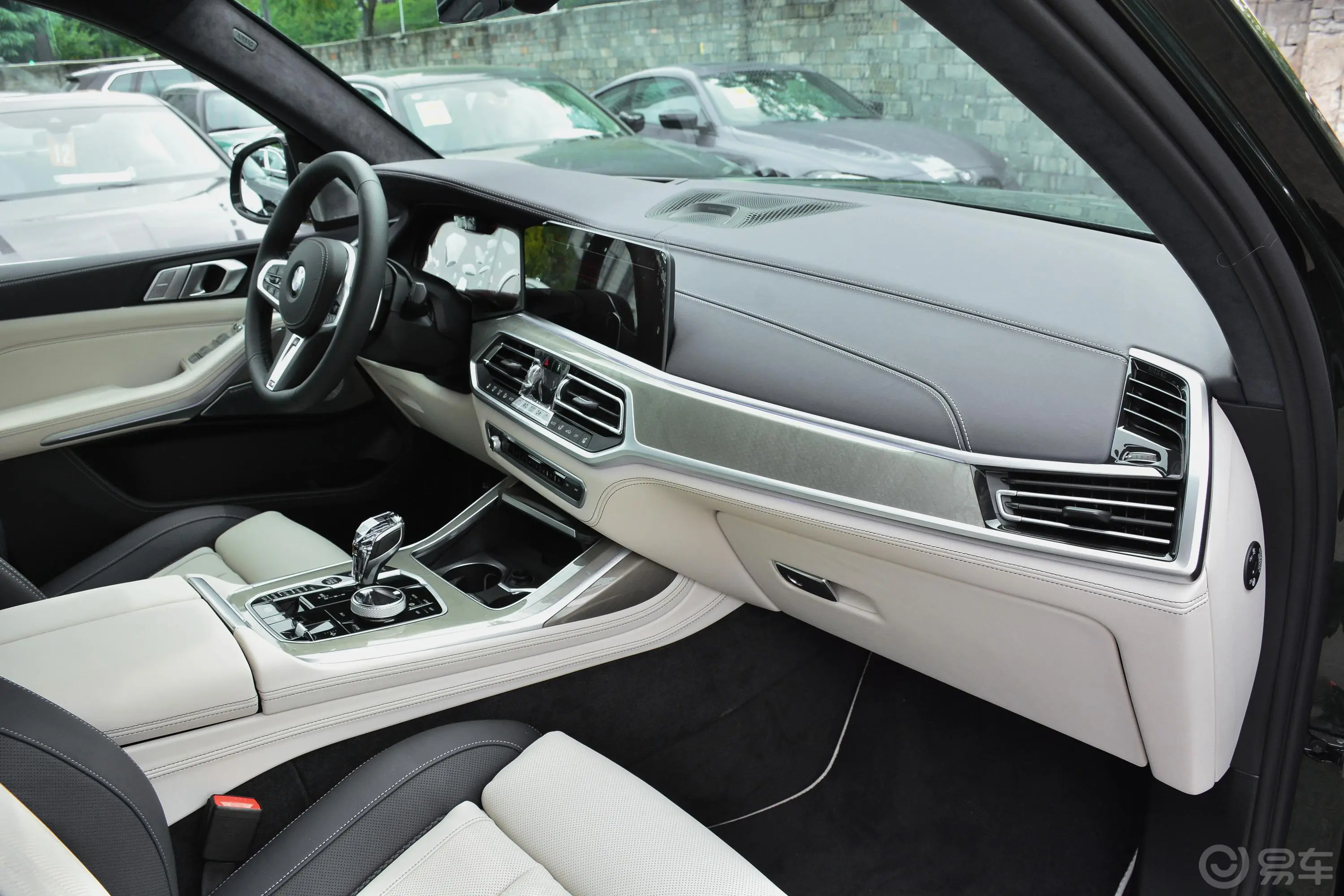 宝马X7改款 xDrive40i 行政型 M运动套装内饰全景副驾驶员方向