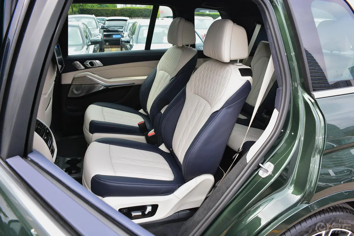 宝马X7改款 xDrive40i 行政型 M运动套装后排座椅