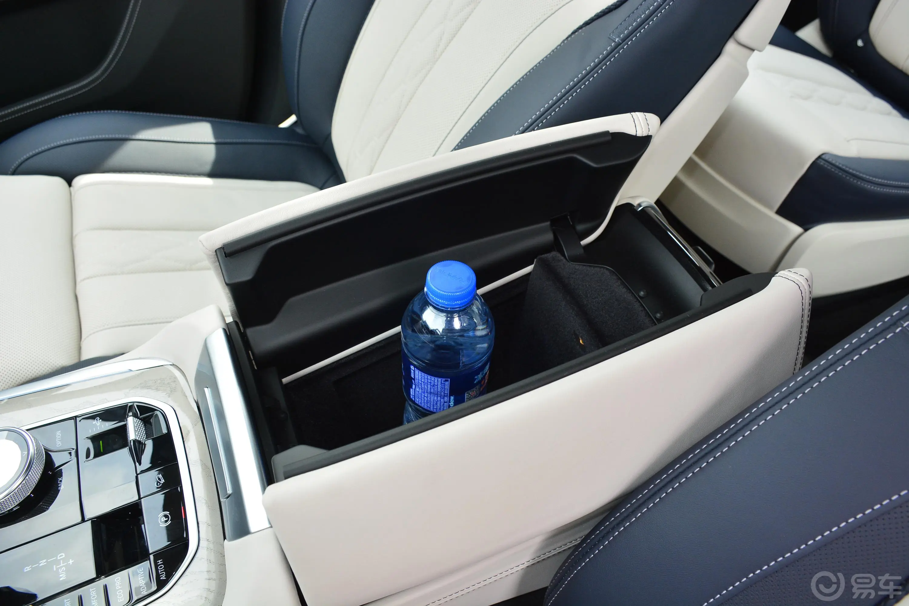 宝马X7改款 xDrive40i 行政型 M运动套装前排扶手箱储物格