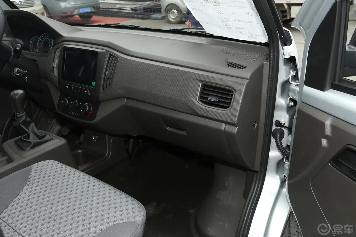 五菱荣光新卡1.8 手动 单排后双轮舒适型副驾驶位区域