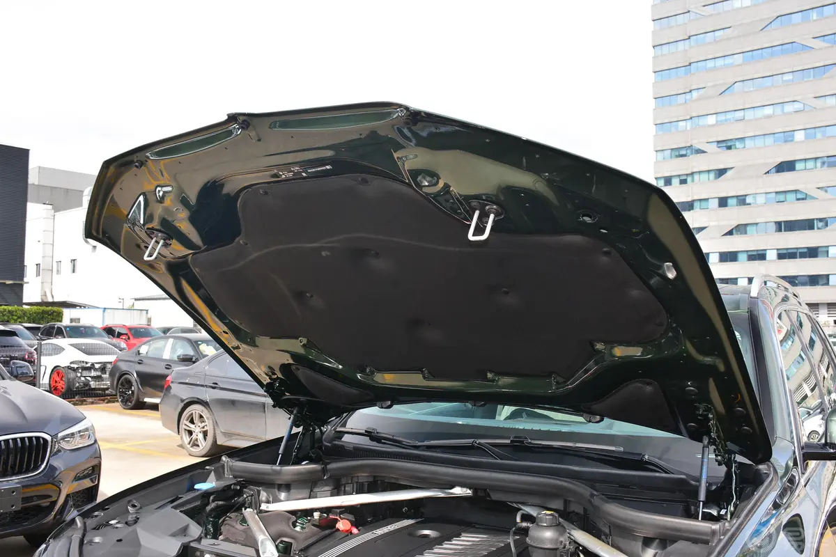 宝马X7改款 xDrive40i 行政型 M运动套装发动机舱盖内侧
