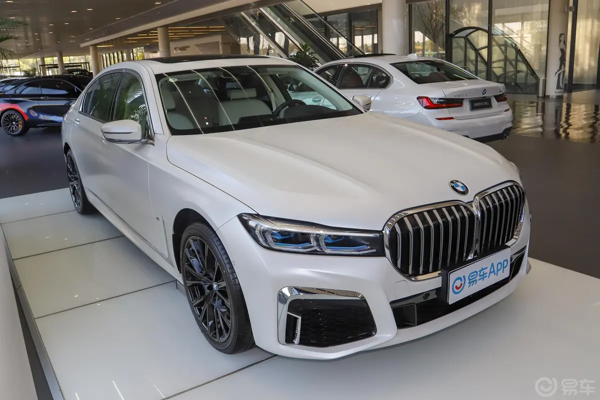 宝马7系740Li xDrive 行政型 M运动套装外观