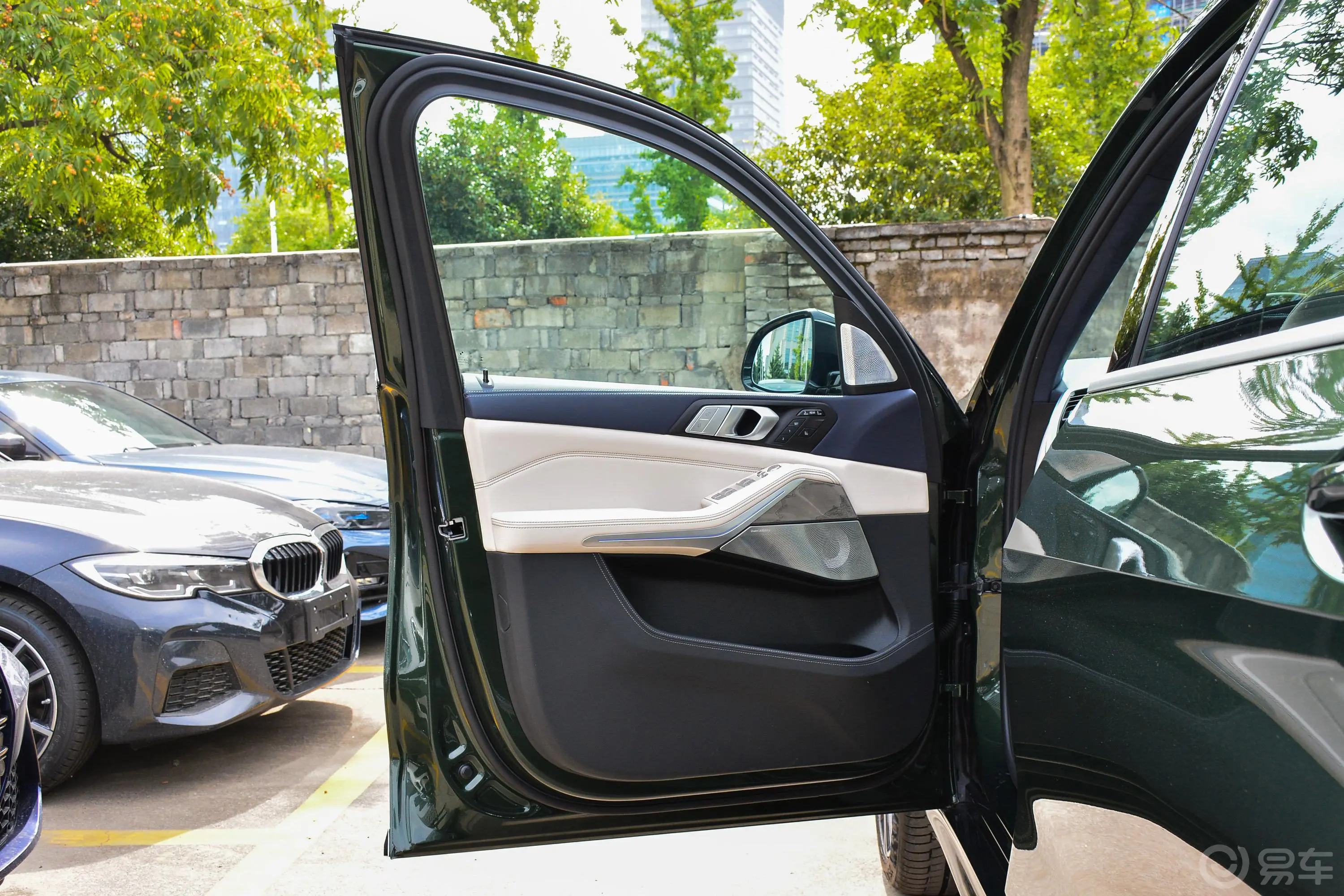 宝马X7改款 xDrive40i 行政型 M运动套装驾驶员侧前车门